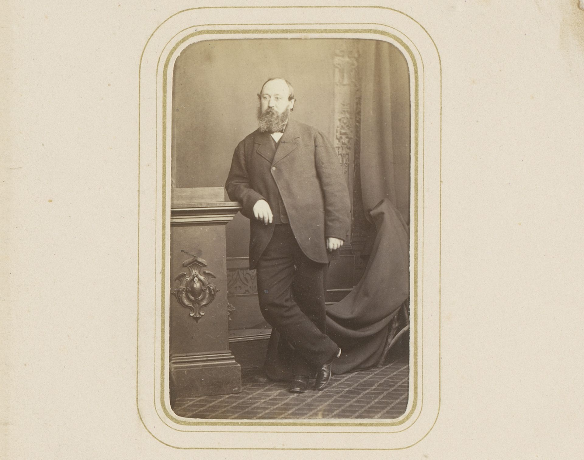 Portret van een man met baard, staand bij een zuil by Robertson & Co.