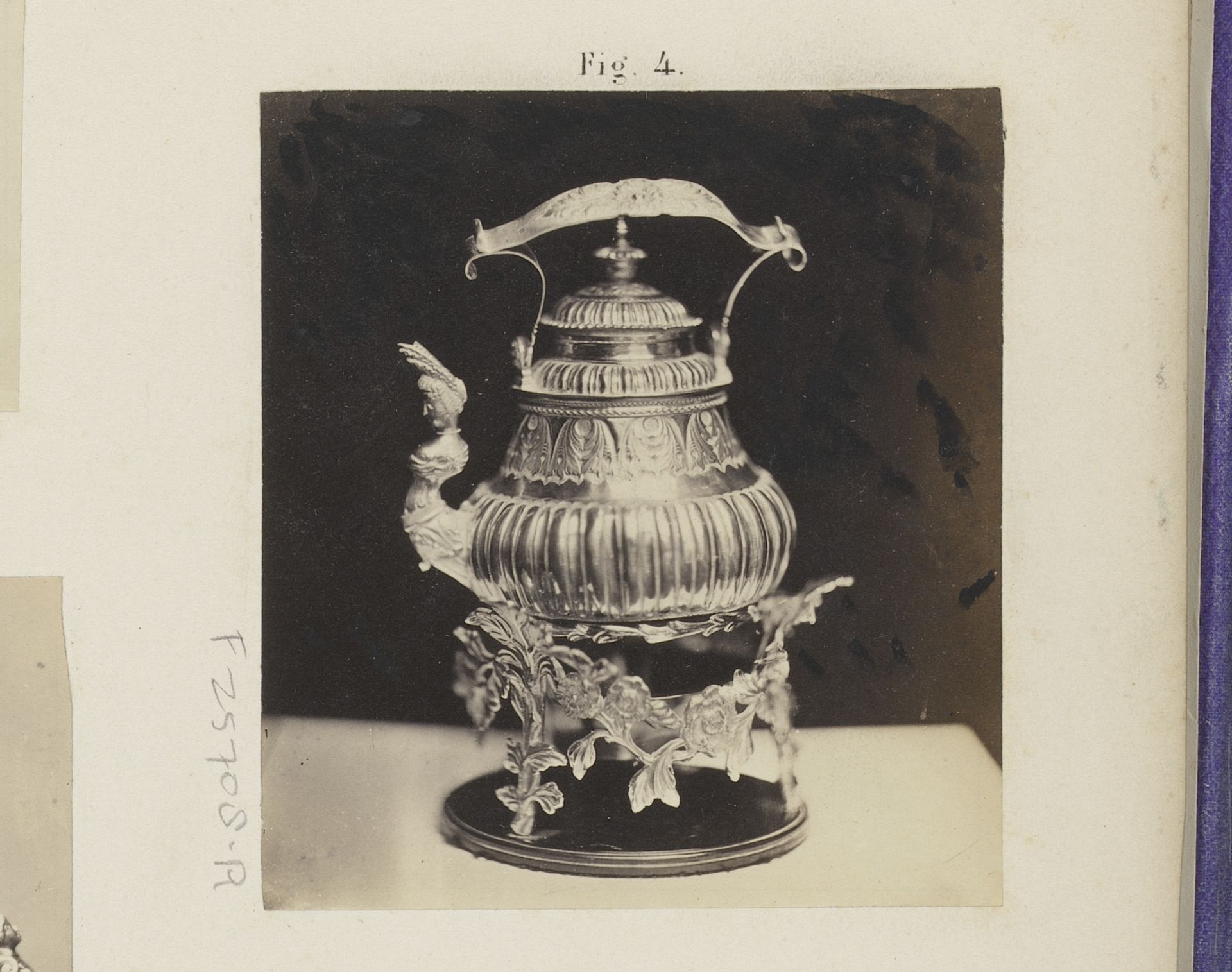 Zilveren ketel op de Tentoonstelling van oudheden in Delft by A.L. Oversluijs