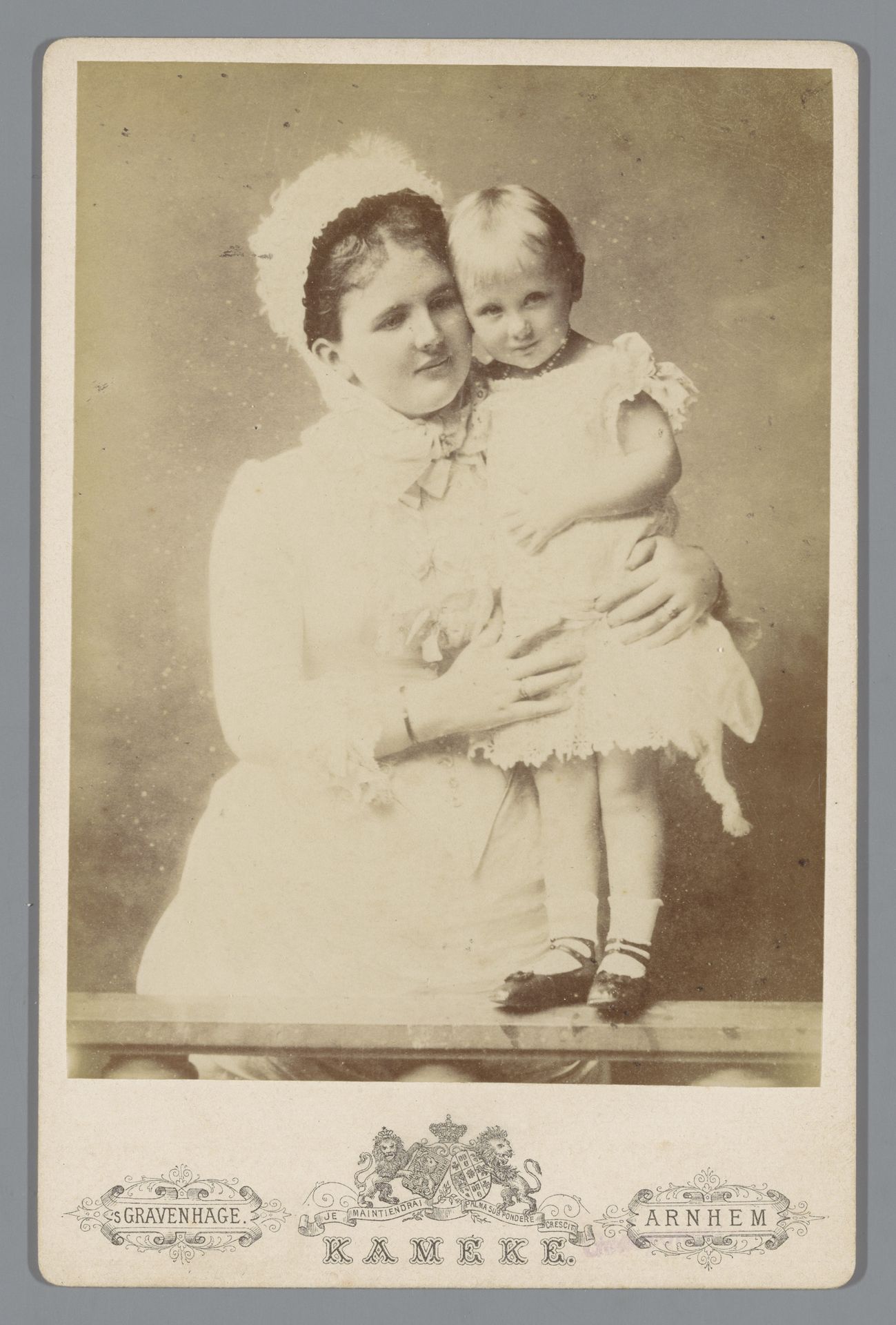 Portret van koningin Emma met prinses Wilhelmina by Kameke