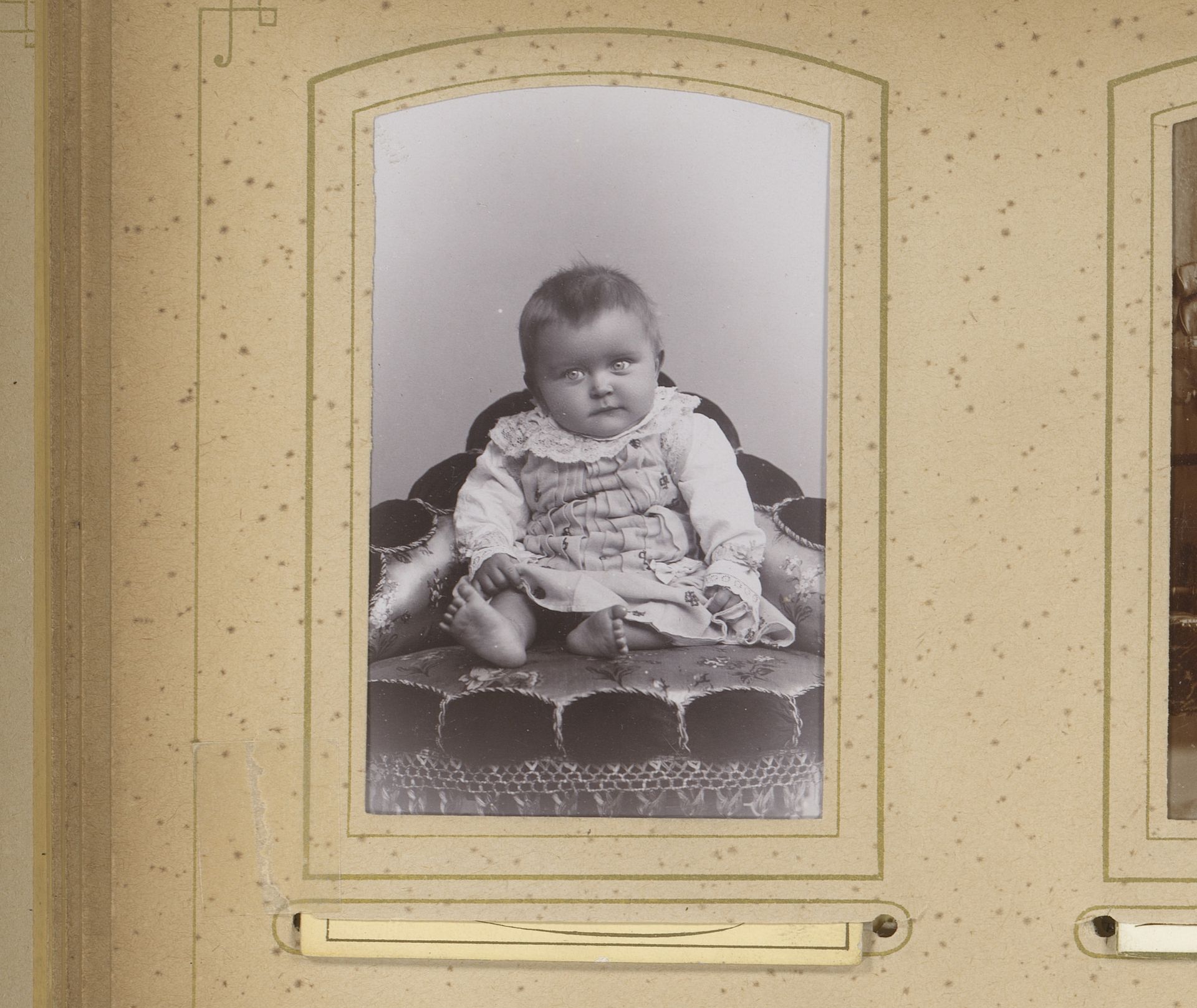 Portret van een zittende baby by Eduard Naumann