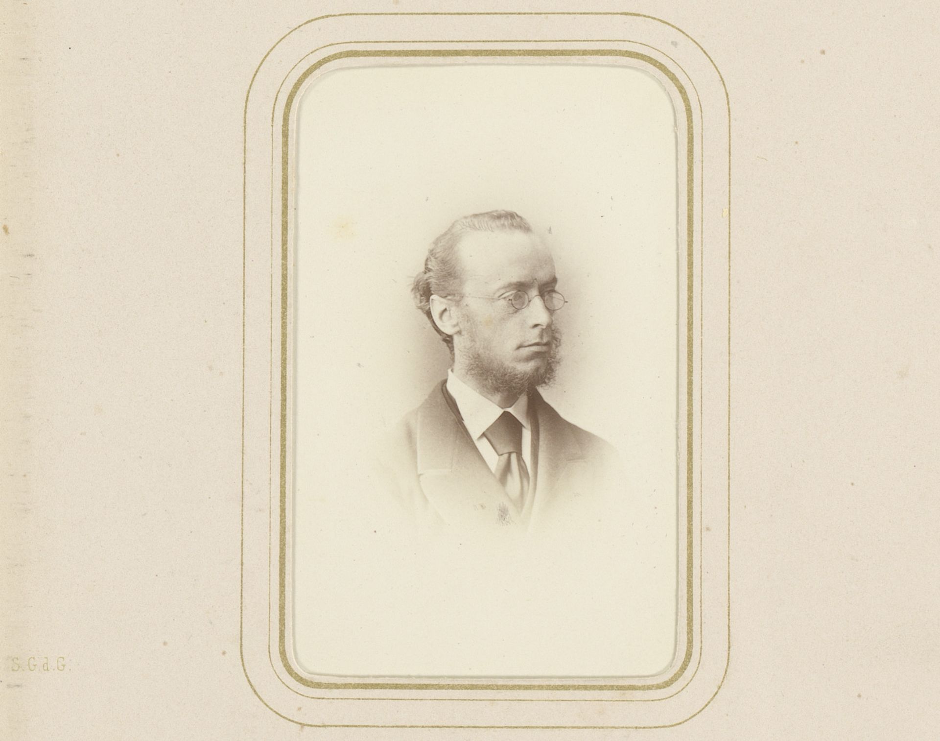 Portret van een man met baard en bril by G. and R. Lavis