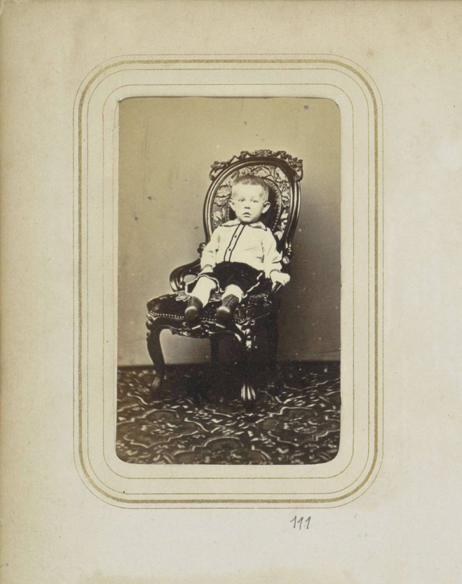 Portret van een jongen in een stoel by J.B. Jasper