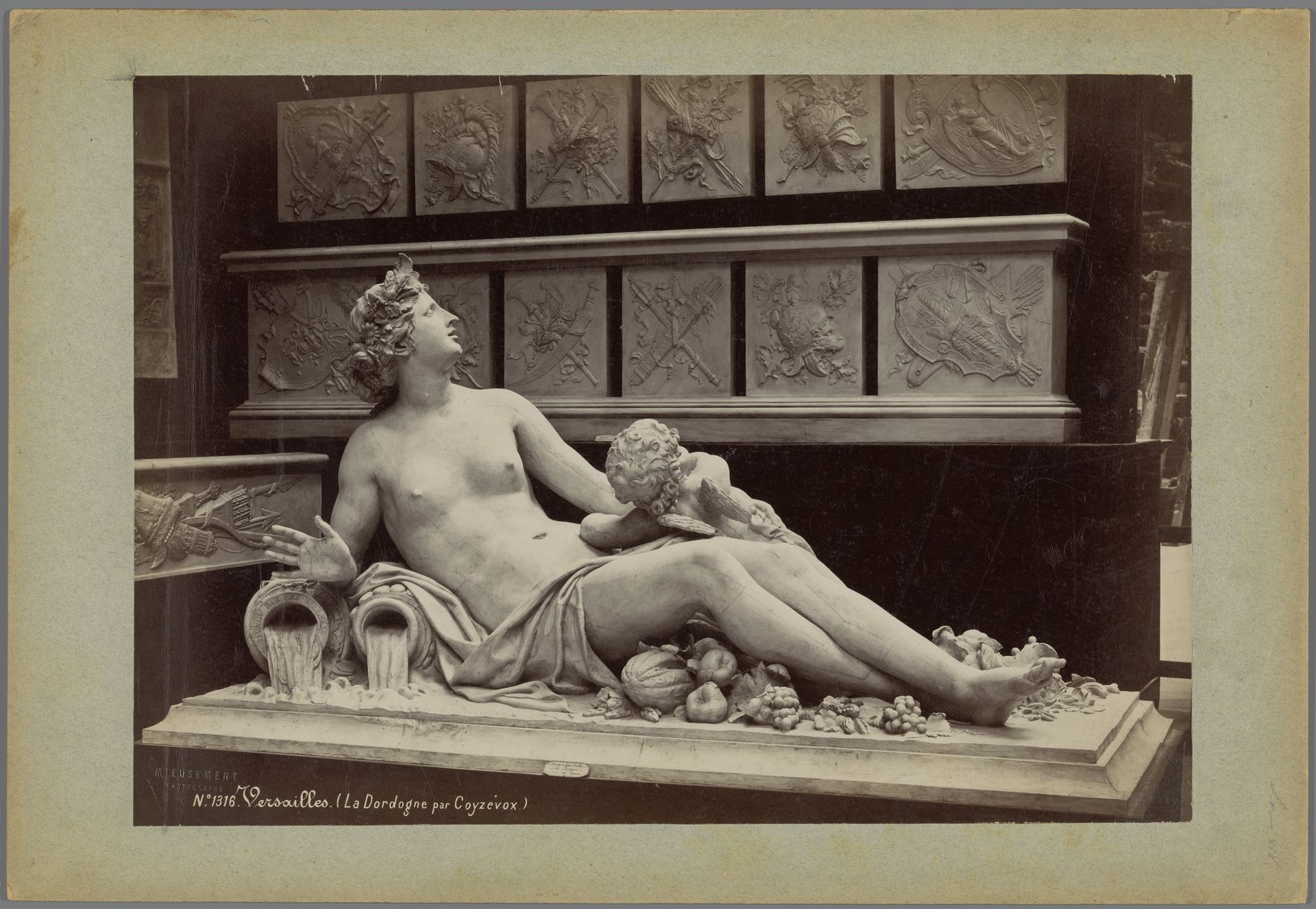 Gipsafgietsels van een sculptuur in het Musée des monuments français, voorstellende de Dordogne by Médéric Mieusement