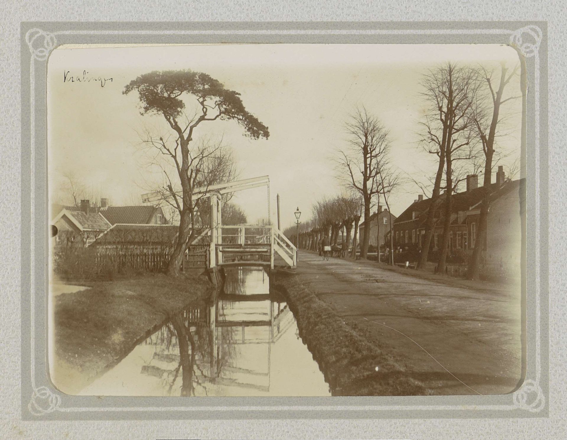 Straat in Kralingen met een huizenrij, een sloot en een ophaalbrug by Folkert Idzes de Jong