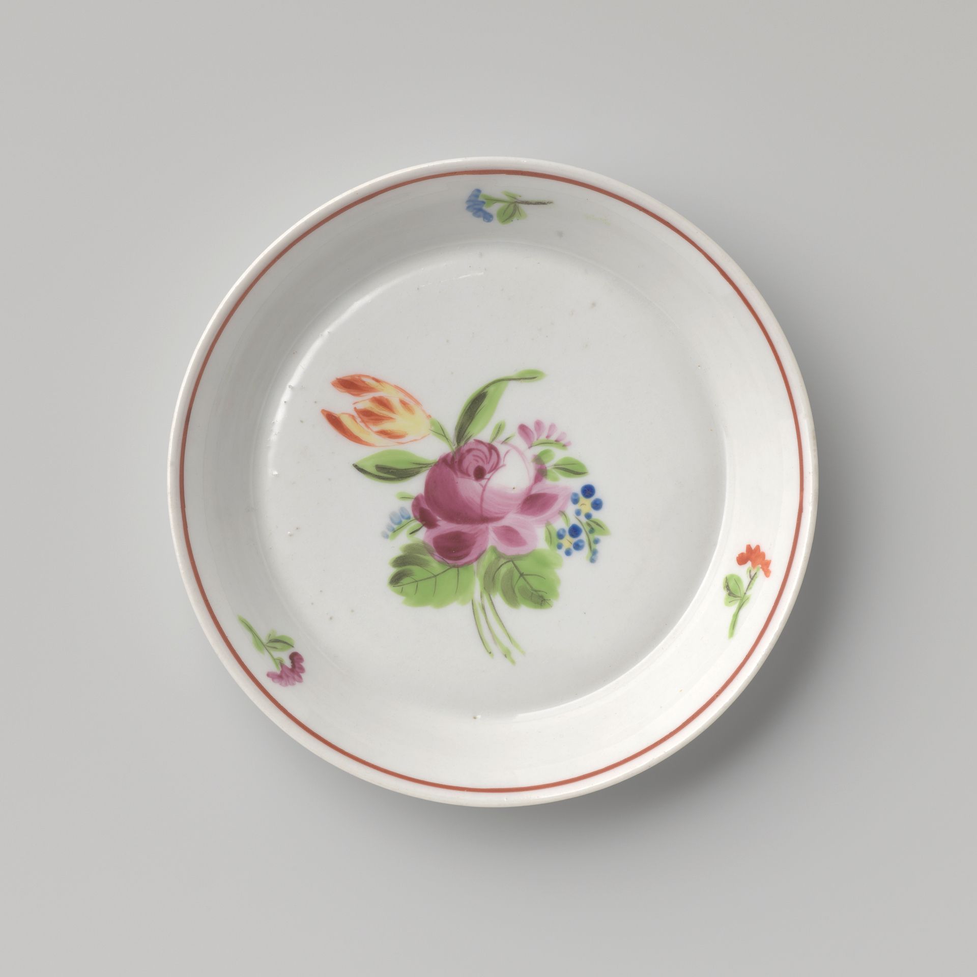 Saucer with a bouquet and flower sprays by Kaiserliche Porzellanmanufaktur