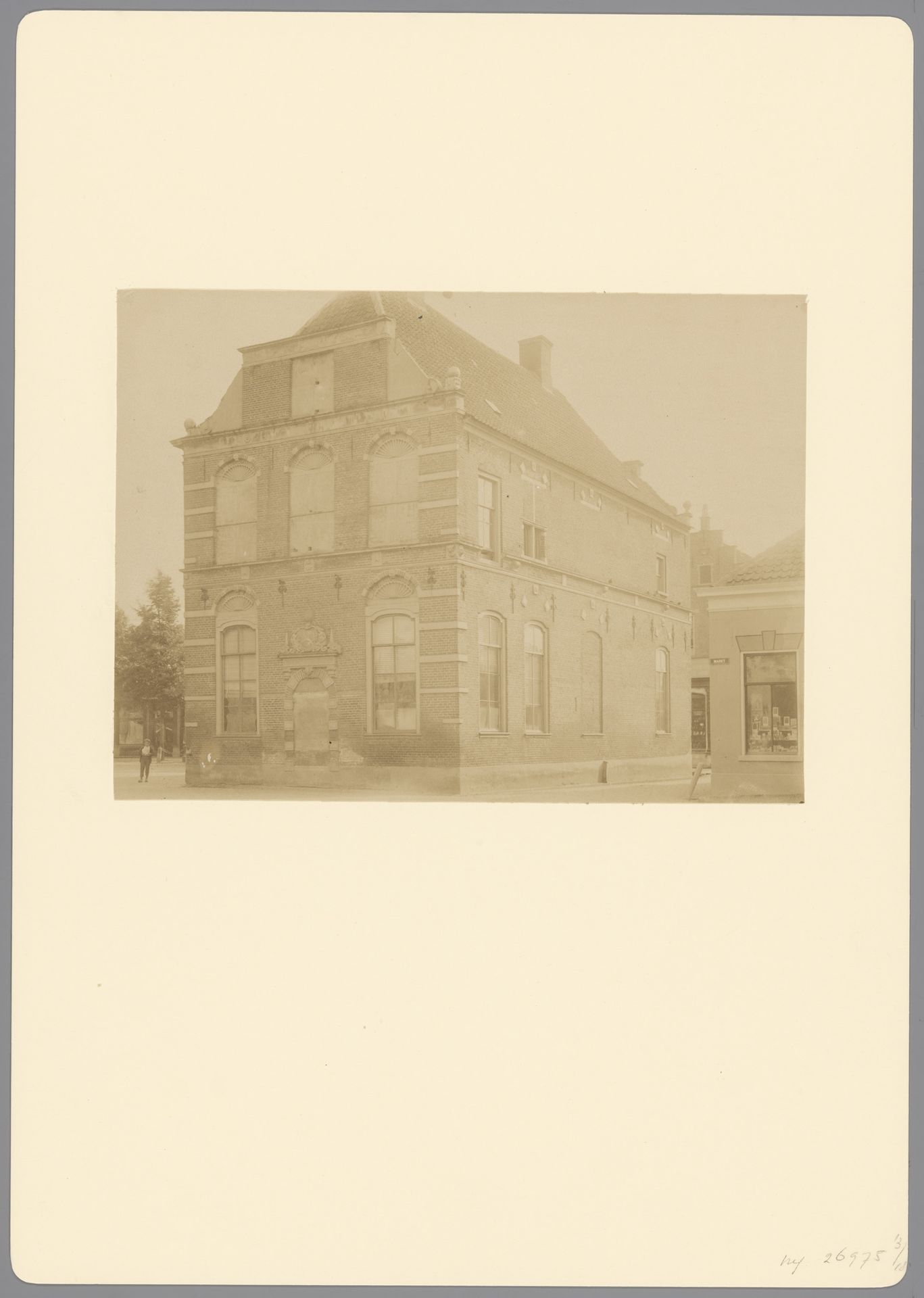 Gezicht op het stadhuis te Lochem by anoniem (Monumentenzorg)