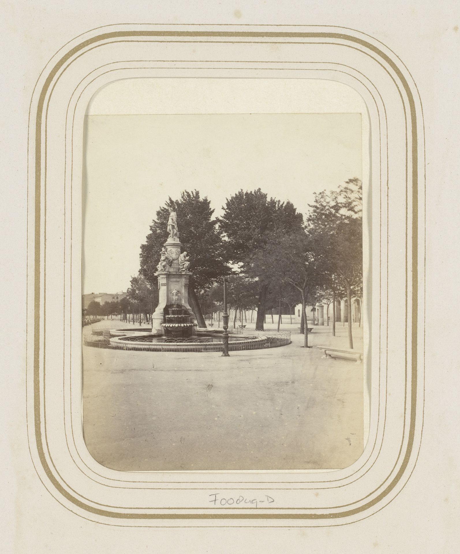 Gezicht op de fontein van Apollo aan de Passeo del Prado in Madrid by Juan Laurent