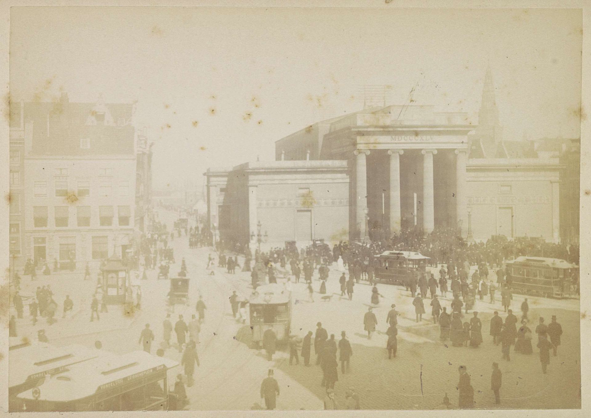 Gezicht op de Dam met rechts de Beurs van Zocher by Andries Jager