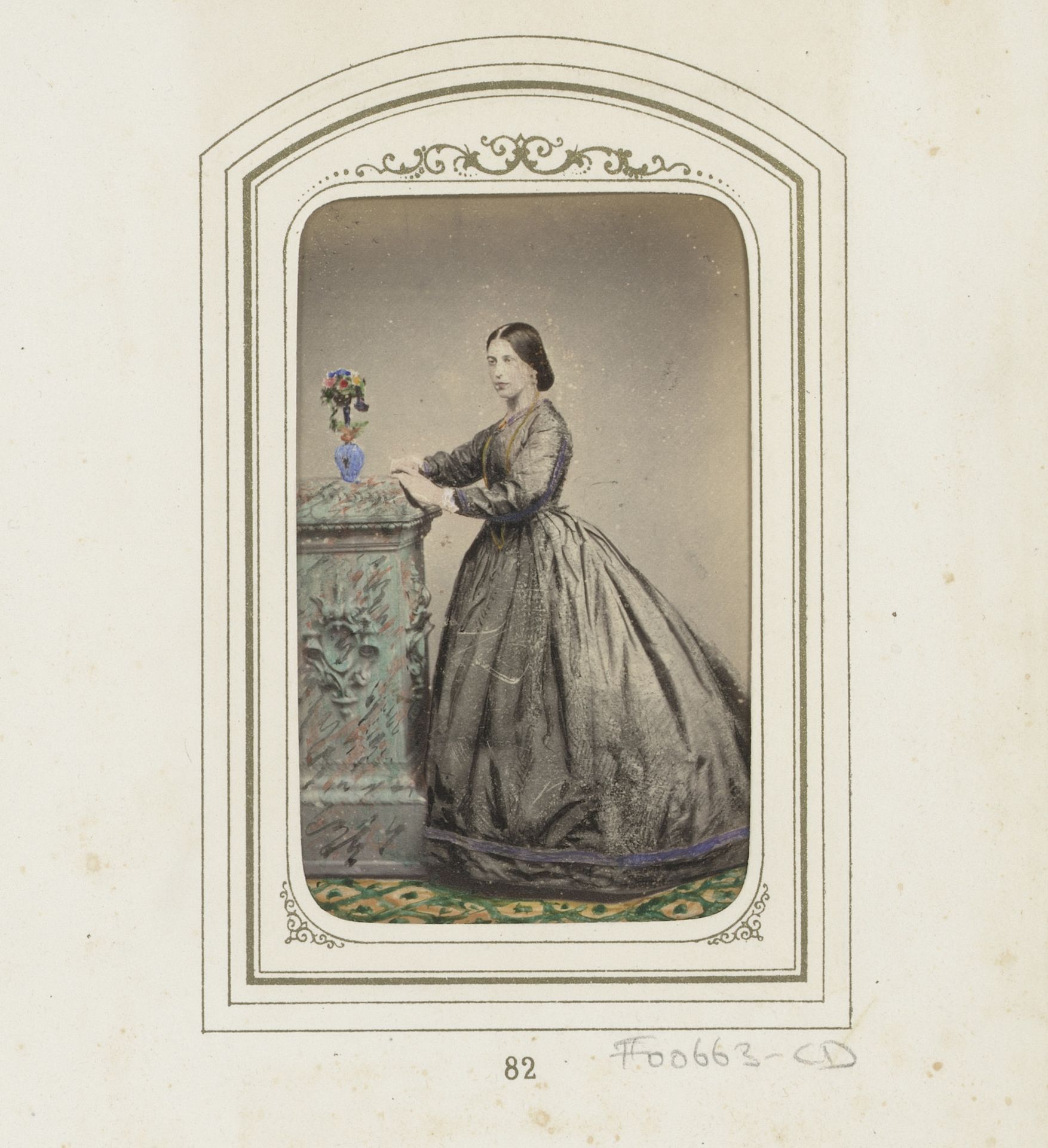 Portret van een staande vrouw by Maull & Polyblank