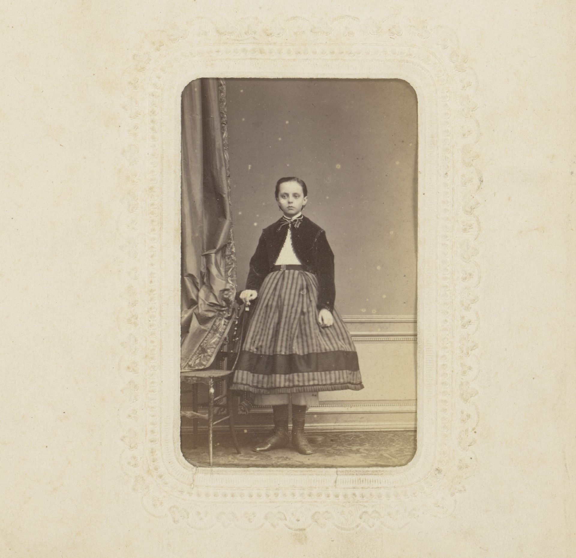 Portret van een meisje, staand bij een stoel by Pierre Chargois