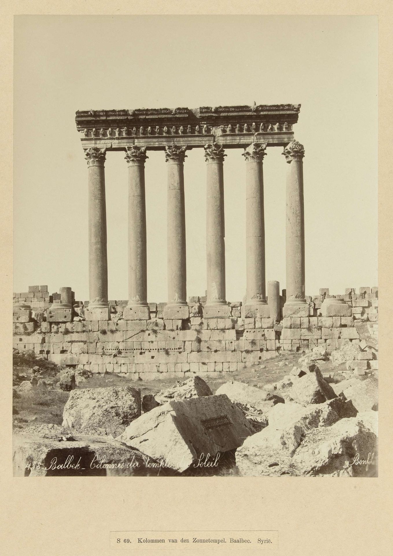 Zuilen van de tempel van Jupiter, Baalbek by Félix Bonfils