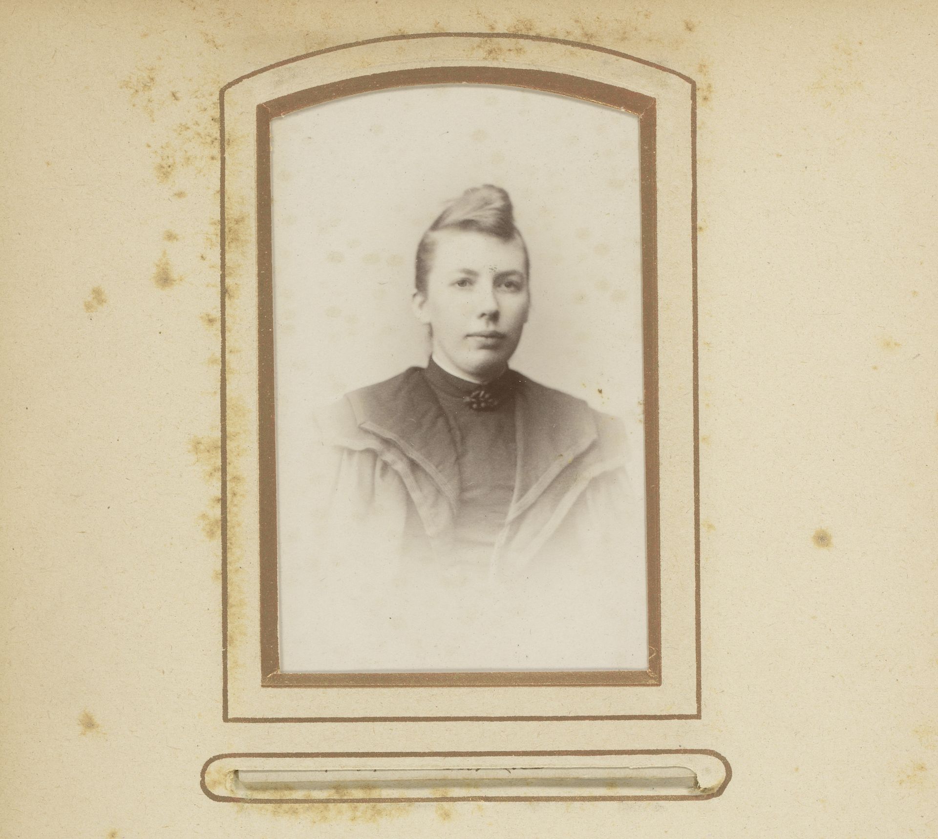 Portret van een jonge vrouw by W.G. Kuijer & Zonen