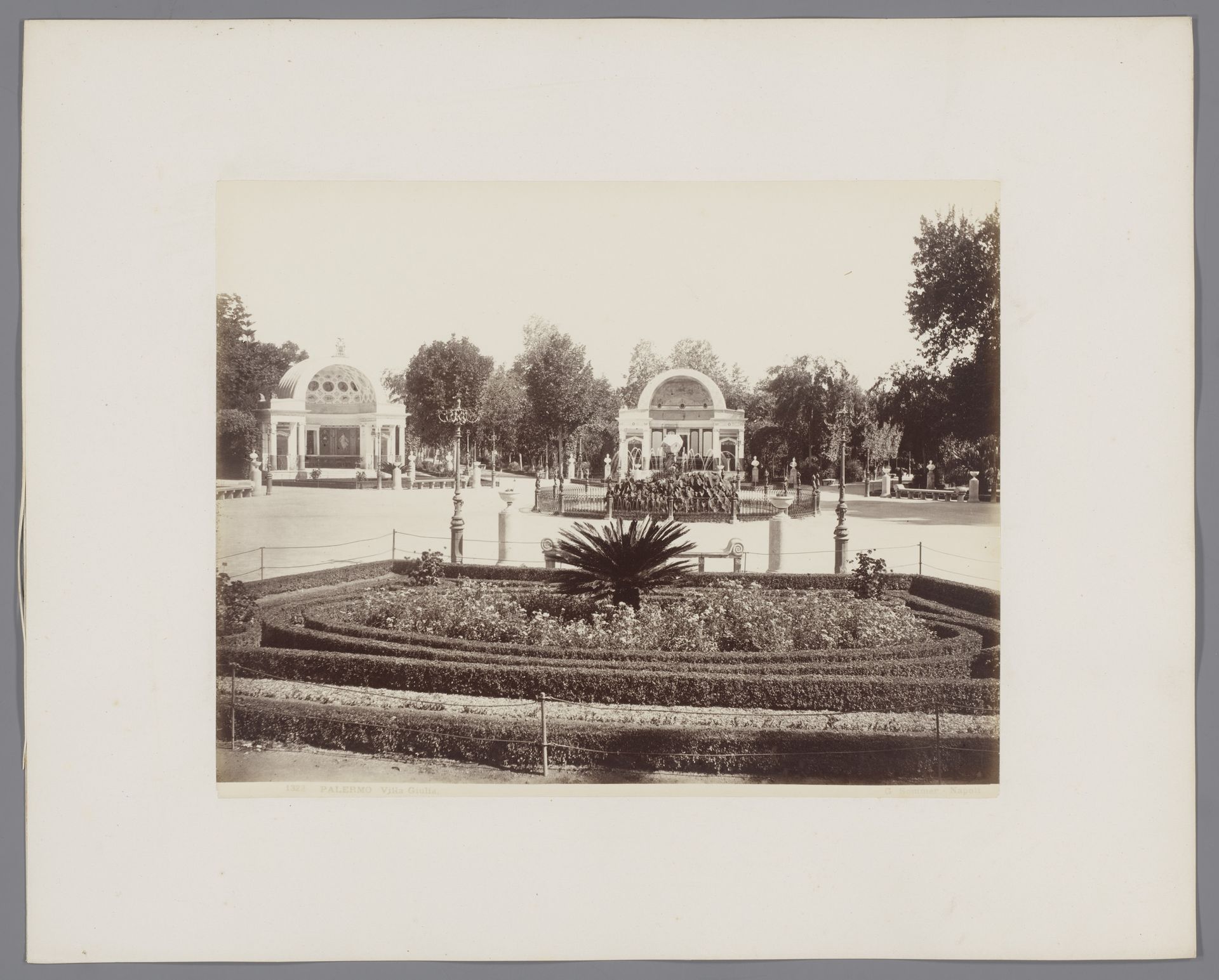 Gezicht op het park Villa Giulia te Palermo, Italië by Giorgio Sommer