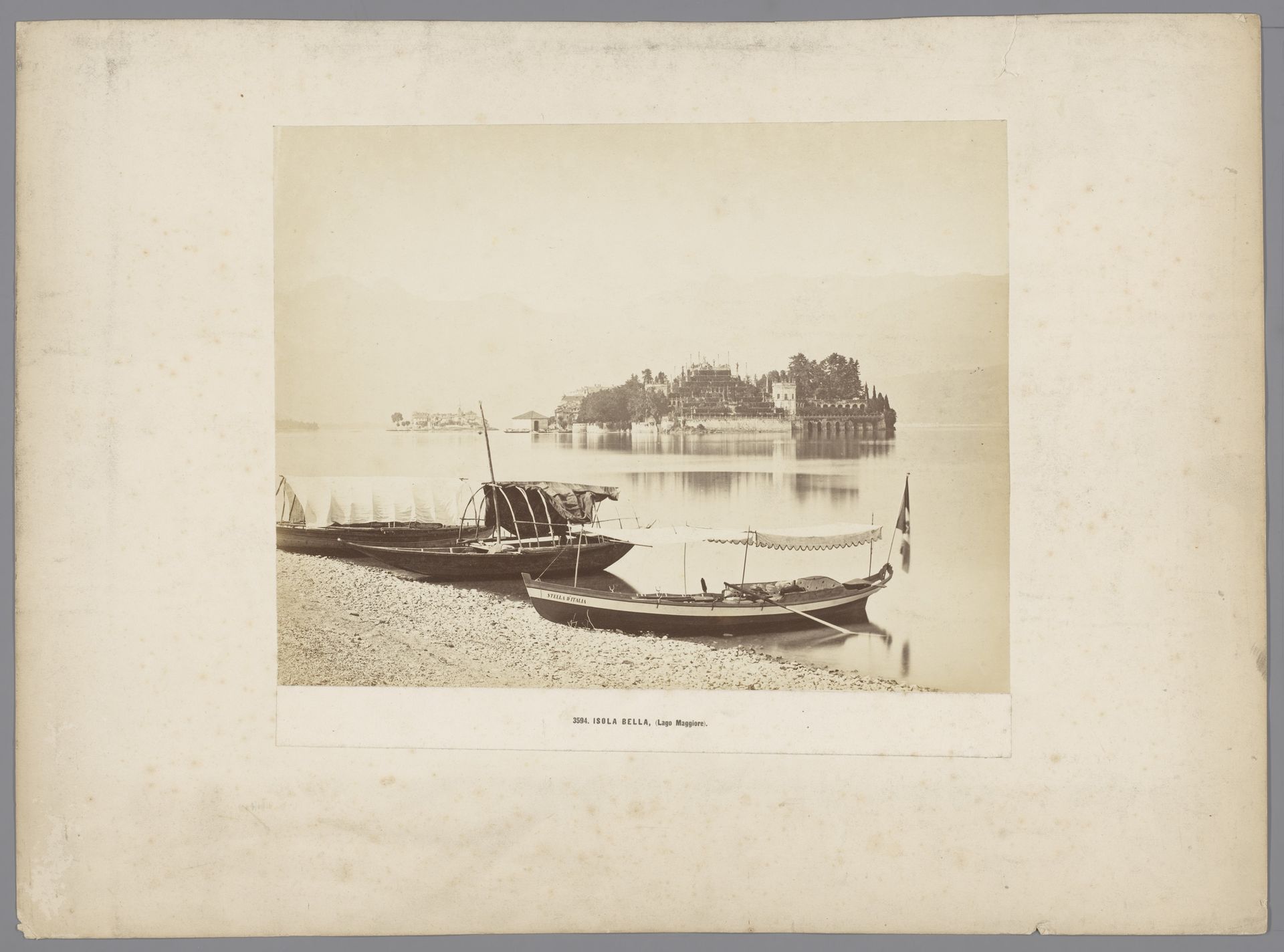 Gezicht op Isola Bella in het Lago Maggiore, Italië by Fratelli Alinari