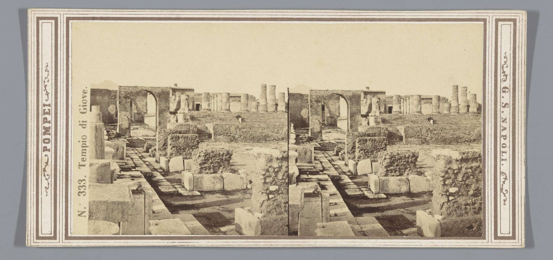 Gezicht op de ruïne van de Tempio di Giove in Pompeï by Giorgio Sommer