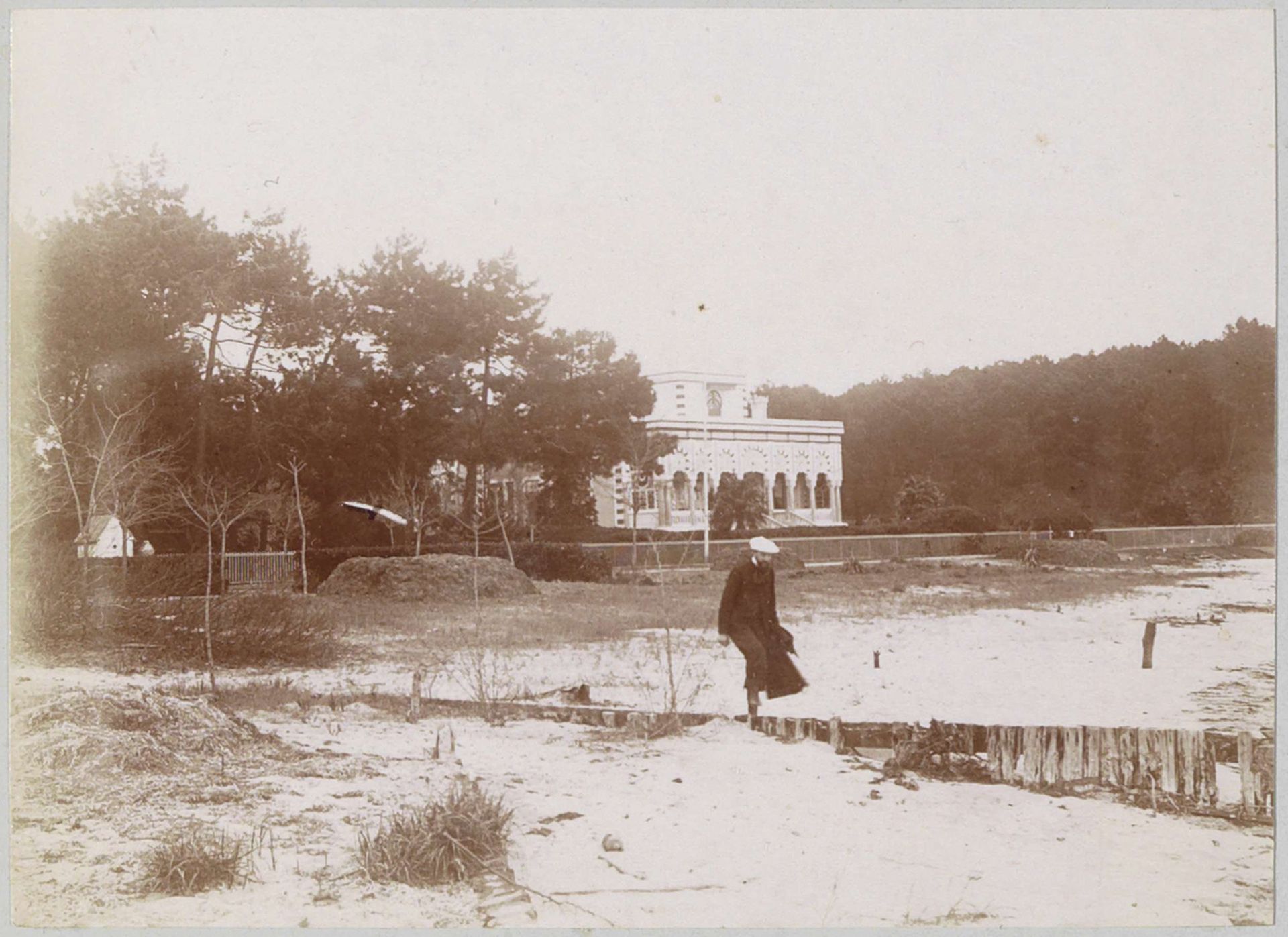 Wandelende man met op de achtergrond de Villa Mauresque in Arcachon by Delizy