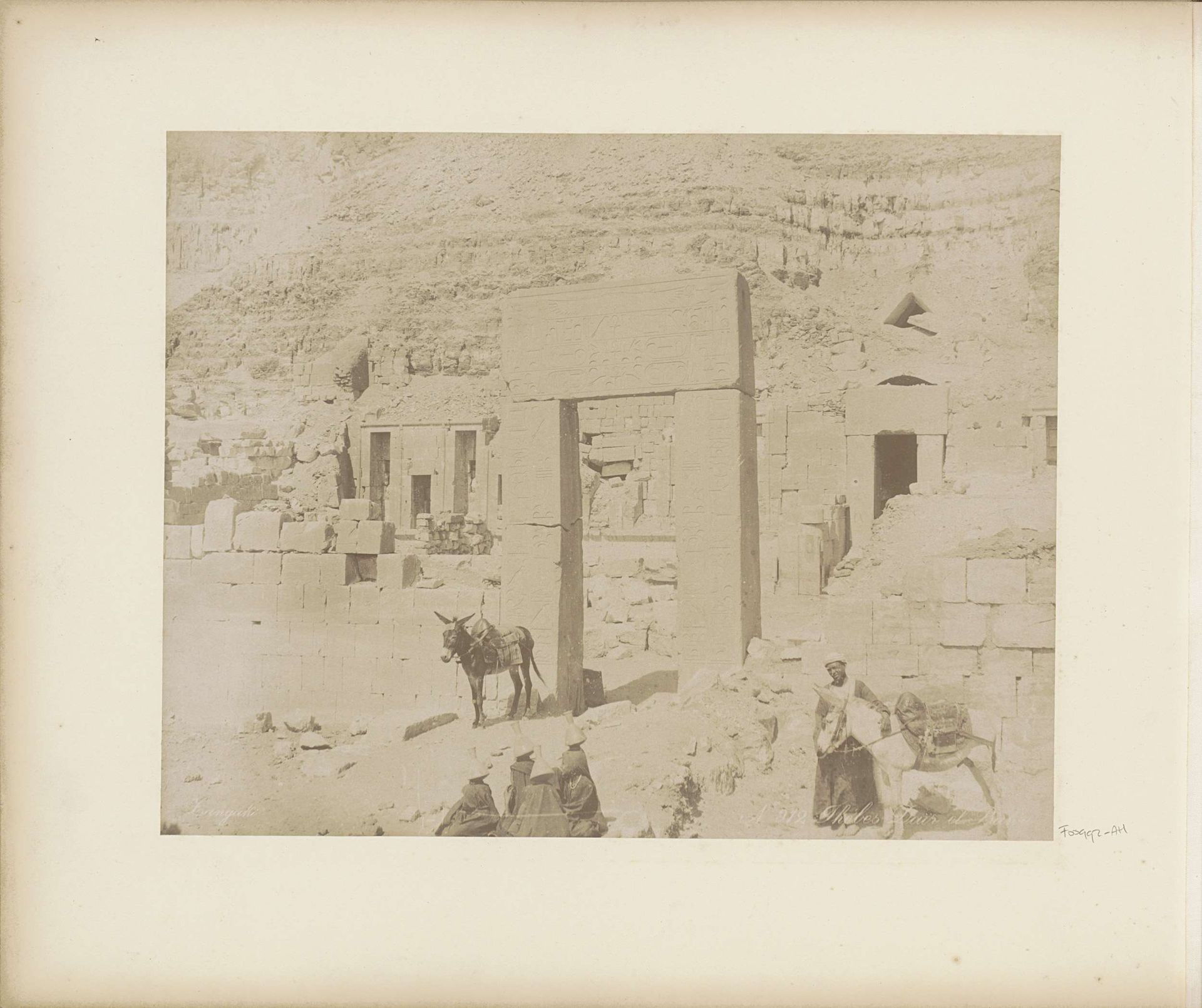 Mensen en ezels op het tempelcomplex van Deir el-Bahri by C. & G. Zangaki