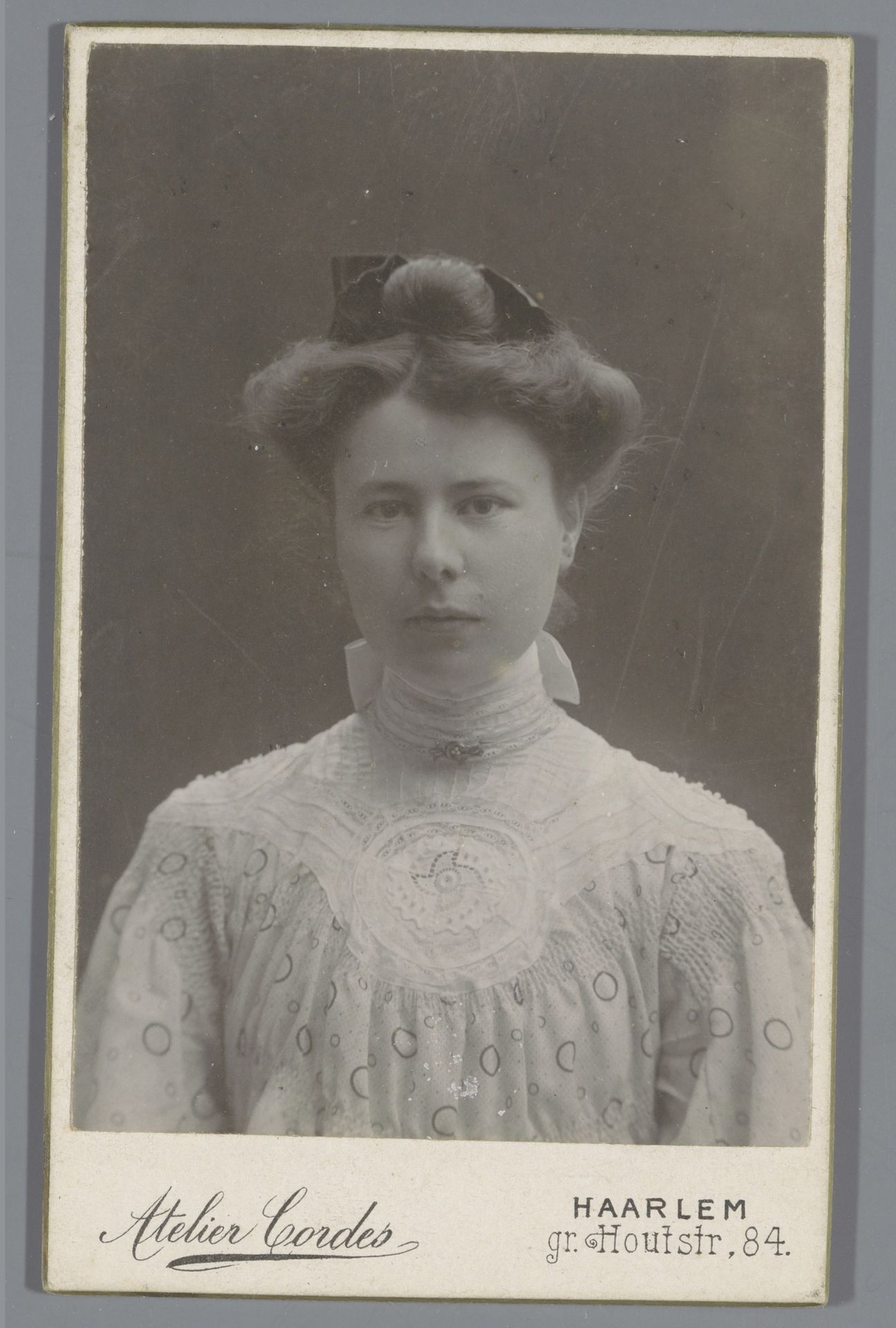 Portret van een onbekende jonge vrouw by Carel Frederik Cordes