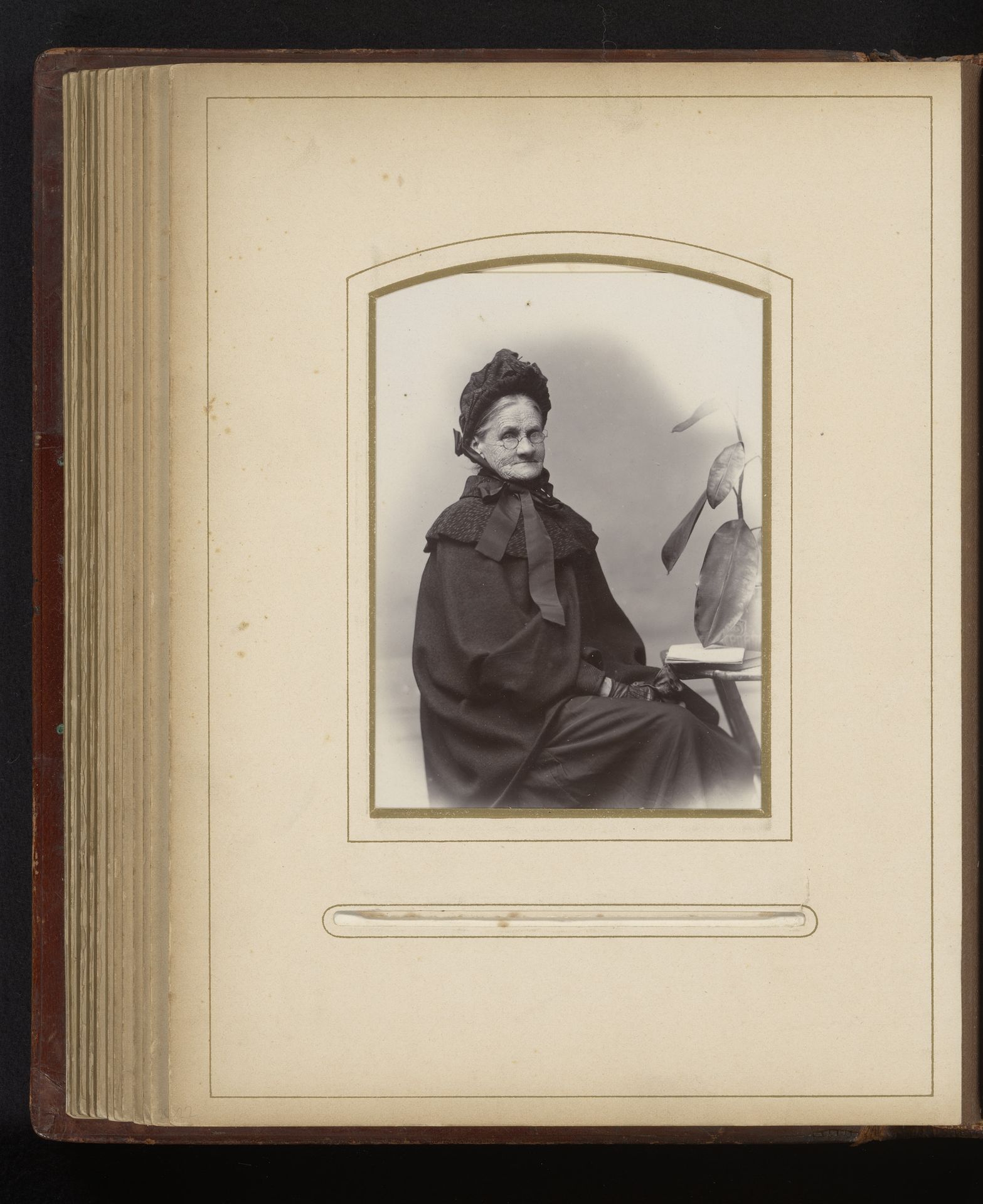Portret van een oude vrouw by The Parisian Art Phototgraphic Company