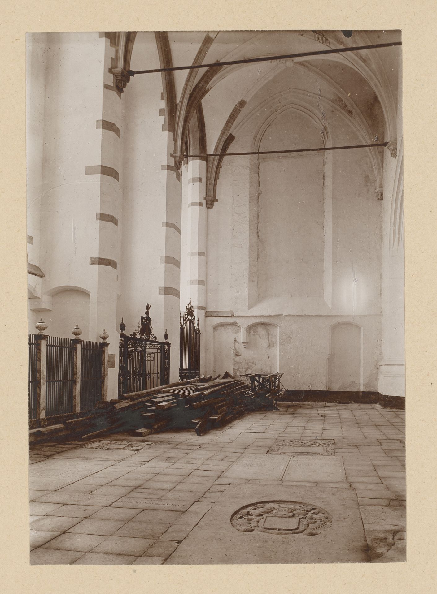 Interieur van de Grote of Sint-Catharijnekerk te Brielle by anoniem (Monumentenzorg)