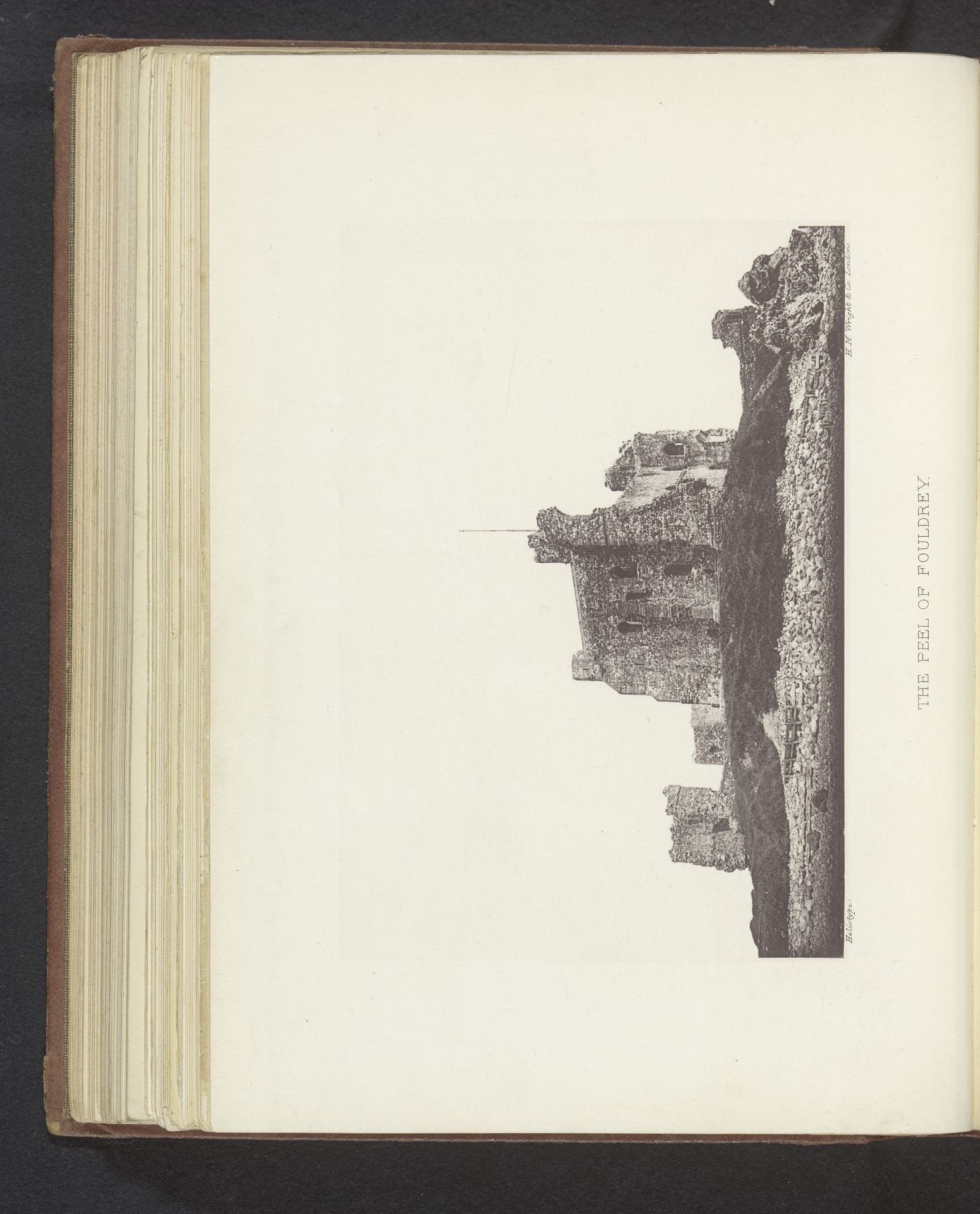 Gezicht op de ruïne van Piel Castle by H.M. & Co. Wright