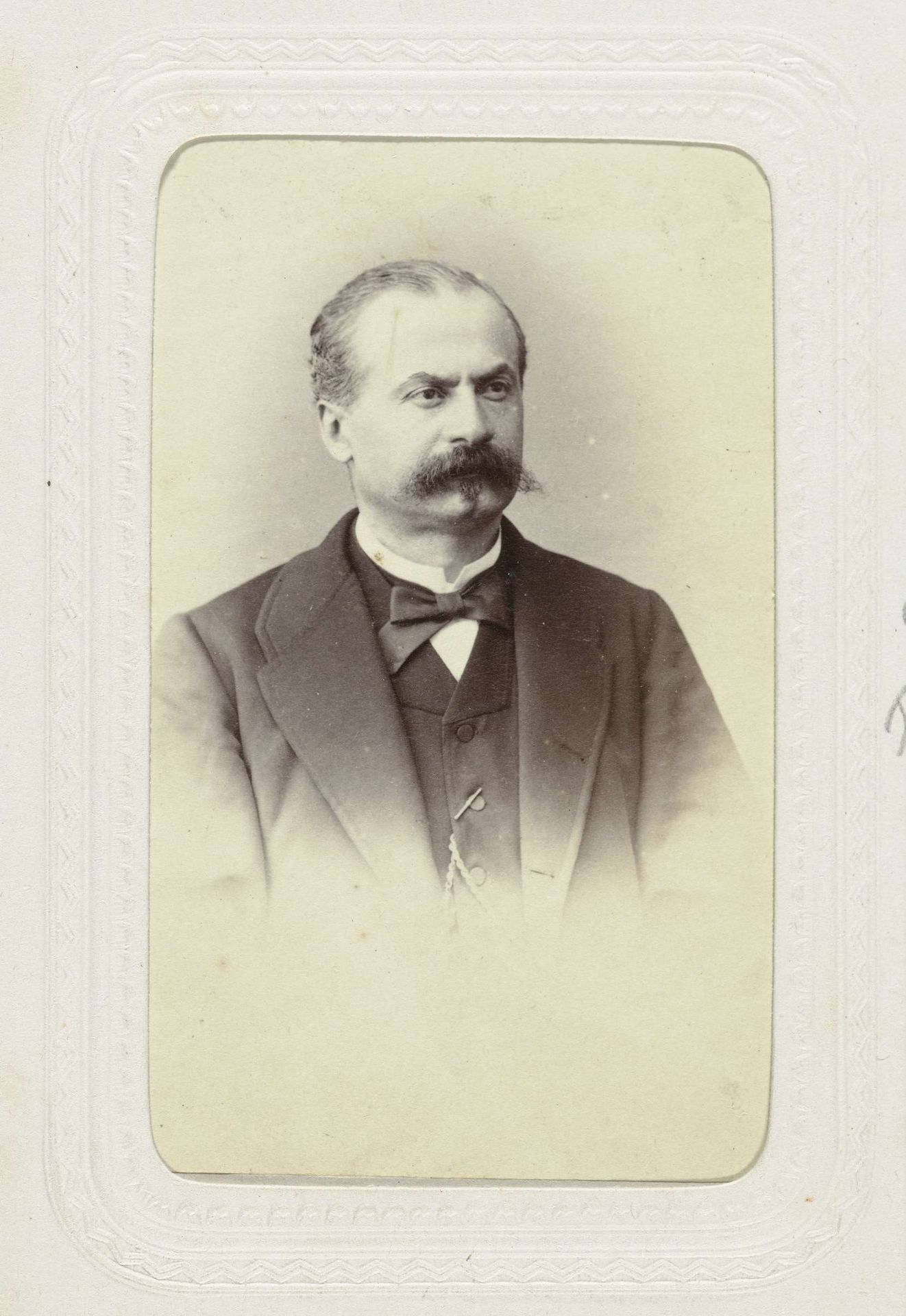 Studioportret van een man met snor in pak by Abdullah Frères