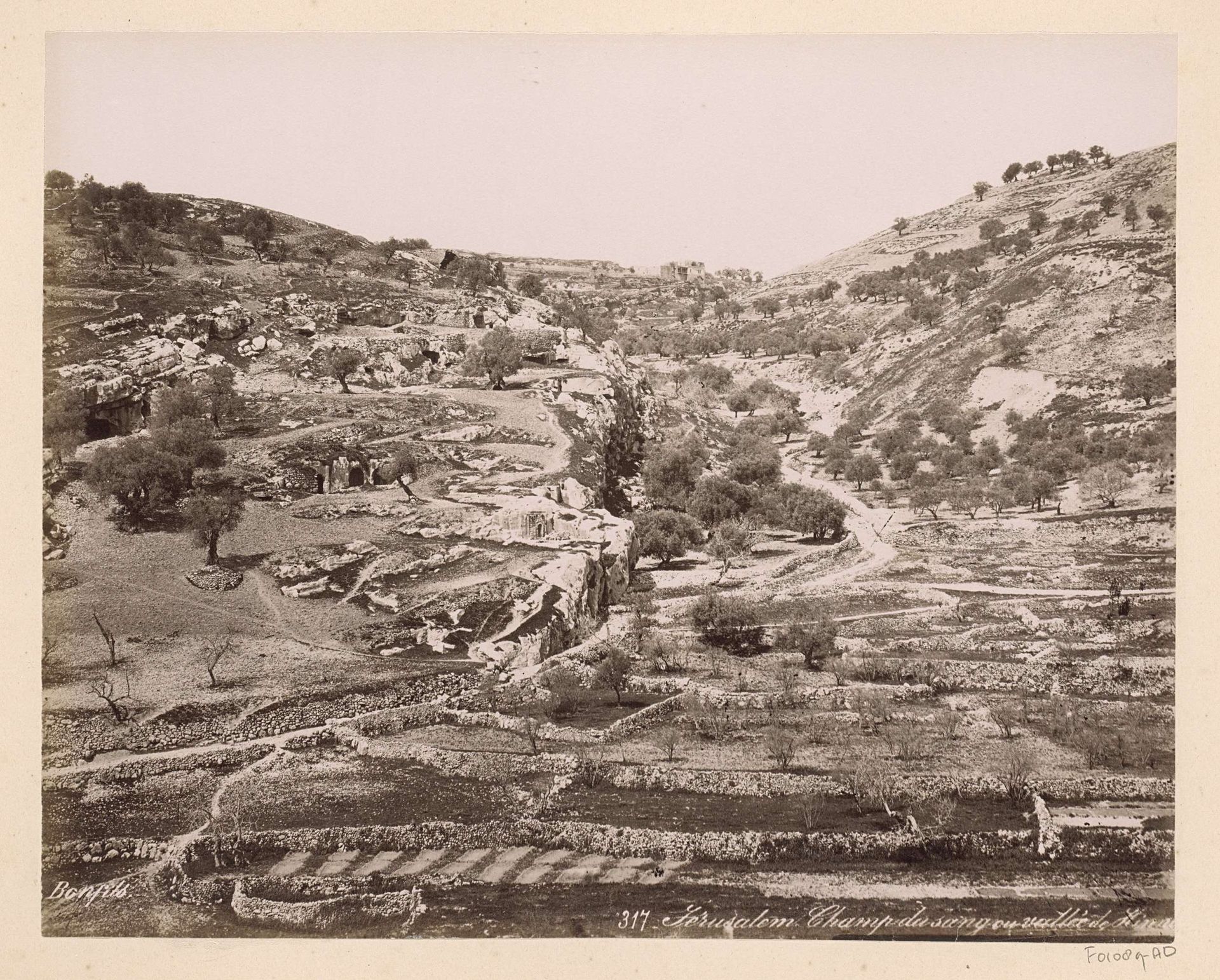 Gezicht op het Dal van Hinnom bij Jeruzalem by Maison Bonfils