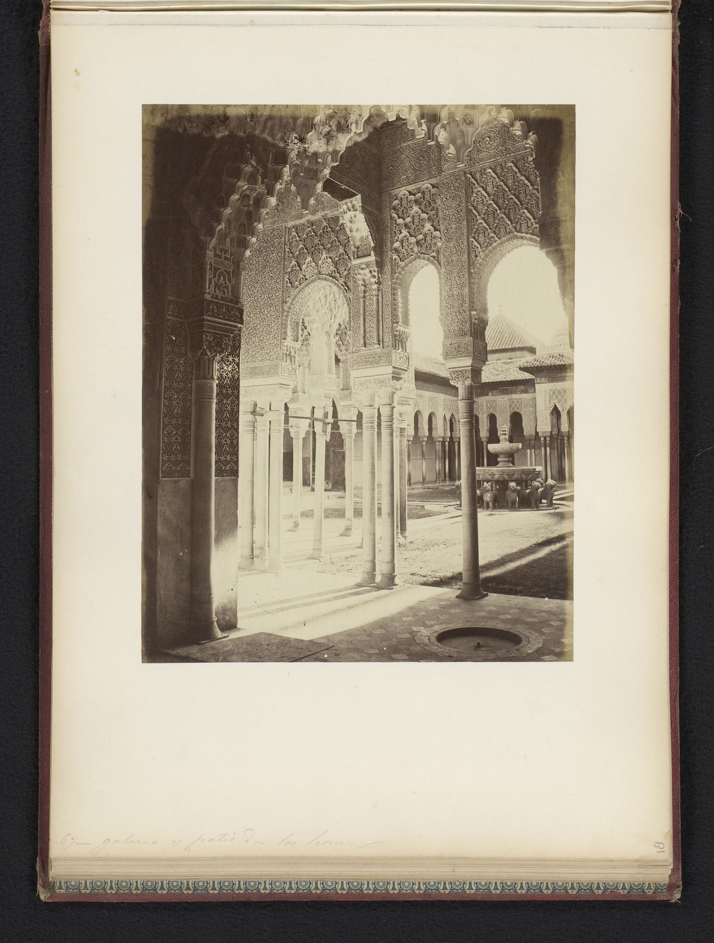 Galerij rondom de Leeuwenhof in het Alhambra te Granada, Spanje by C Maufsaise