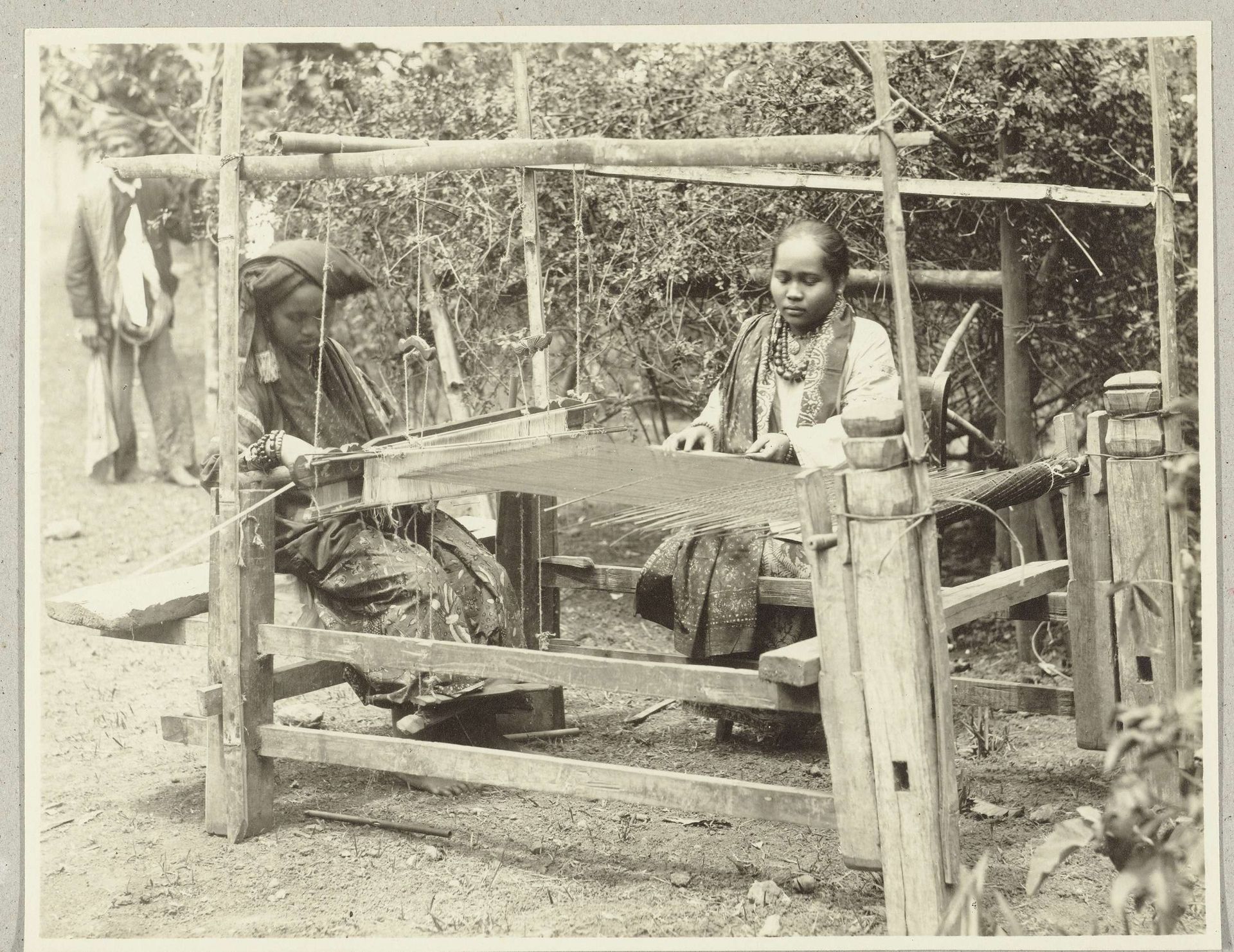 Twee kainweefsters aan een weefgetouw op Sumatra by Christiaan Benjamin Nieuwenhuis
