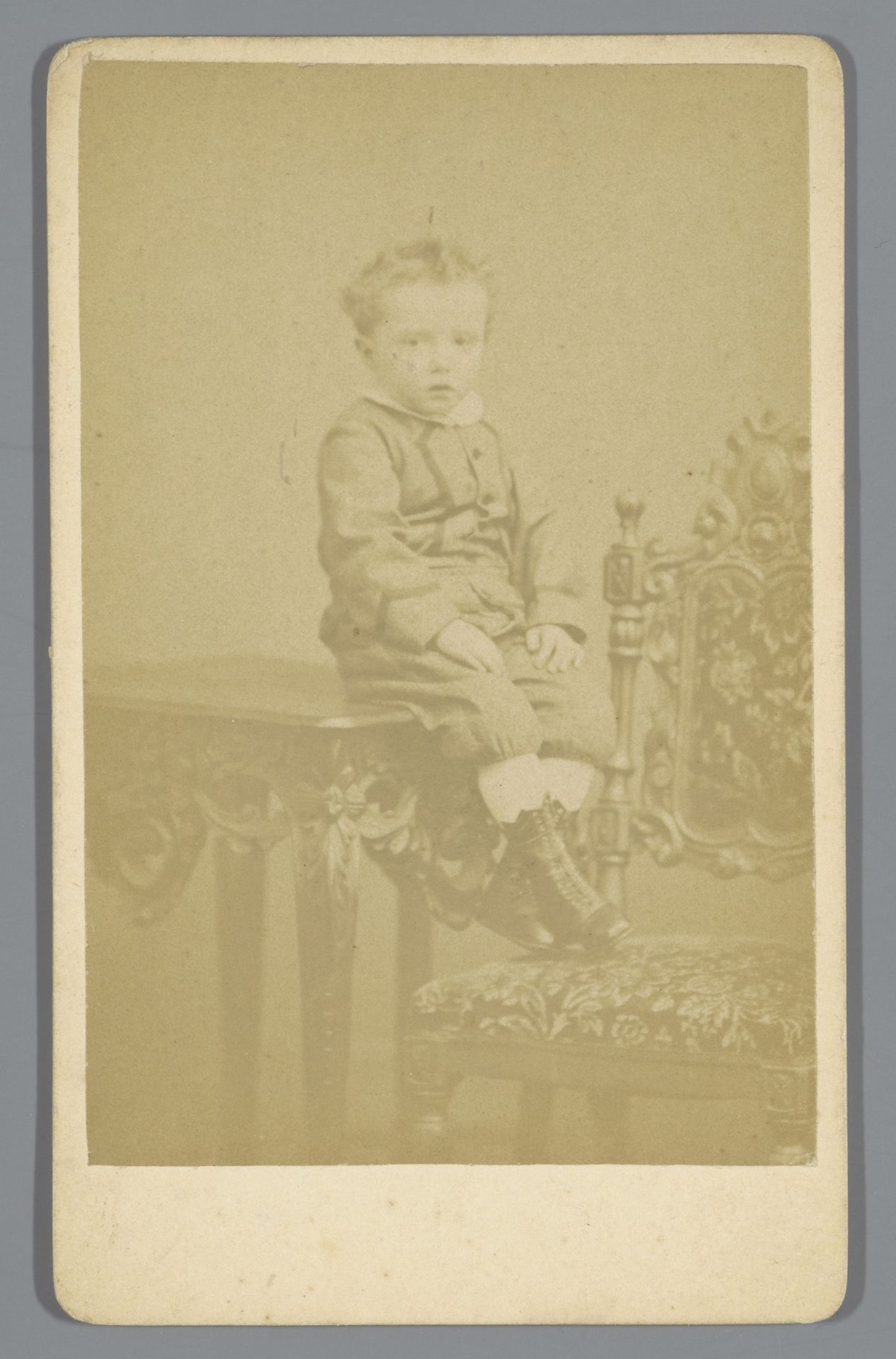 Portret van een onbekende jongen, zittend op een tafel by Jan Breebaard