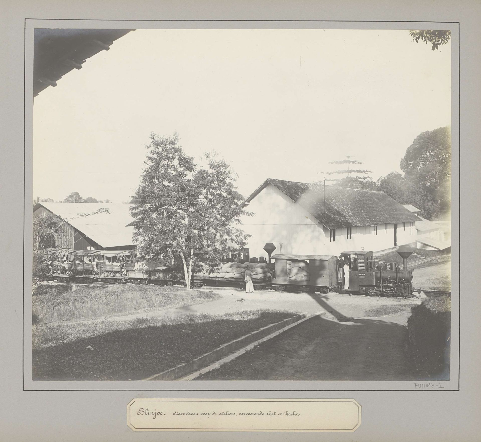 Stoomtrein op een tinonderneming te Belinyu by Anonymous