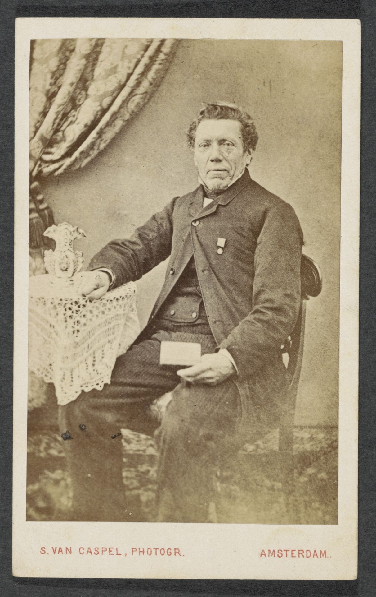 Portret van een onbekende man uit de familie Marmelstein by Simon van Caspel
