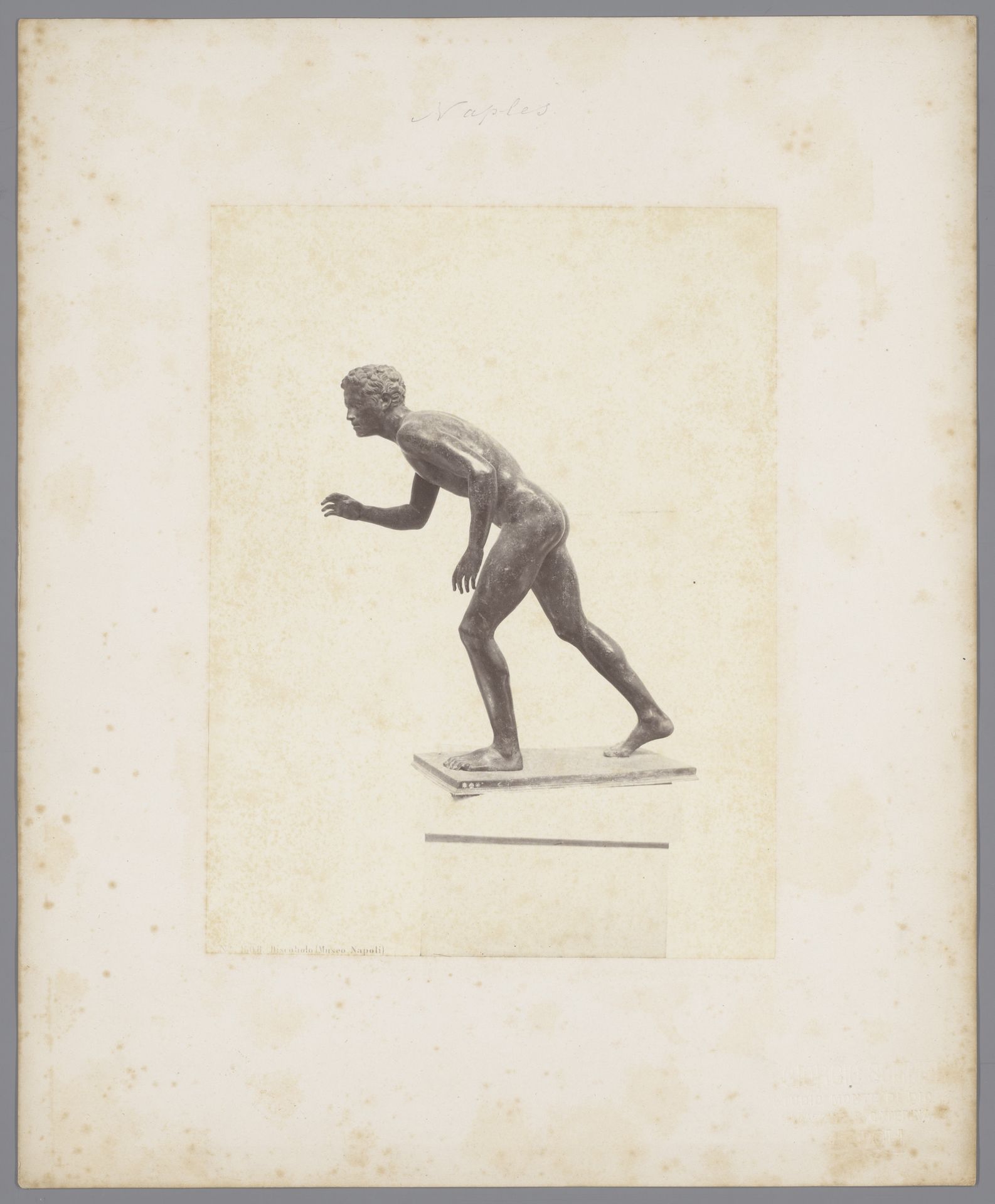 Sculptuur van een discuswerper in de Napolitaanse musea te Napels, Italië by Giorgio Sommer