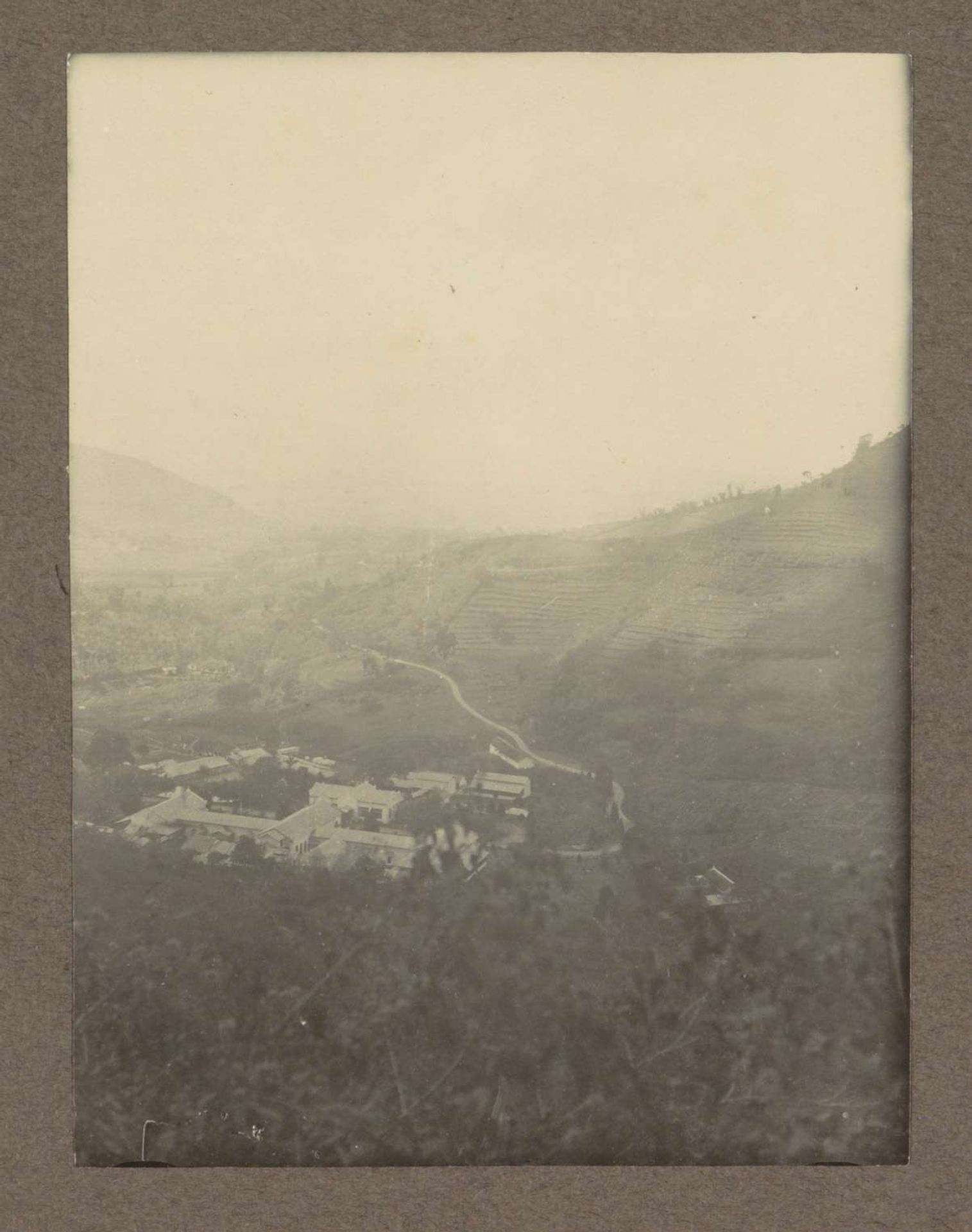 Gezicht op een bergdorp in Nederlands-Indië by Klaas (I) Kleiterp