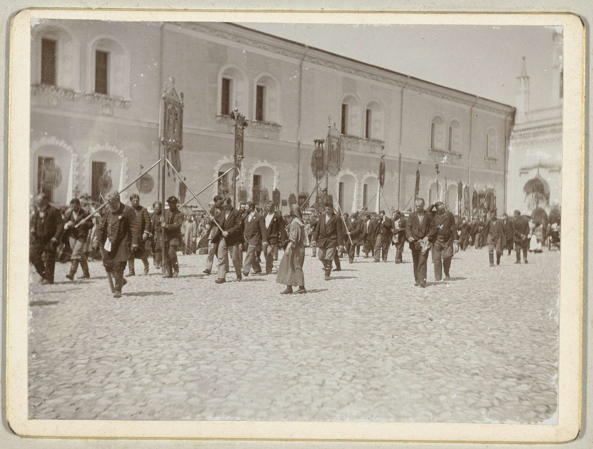 Processie met religieuze afbeeldingen op het Kremlin by Henry Pauw van Wieldrecht