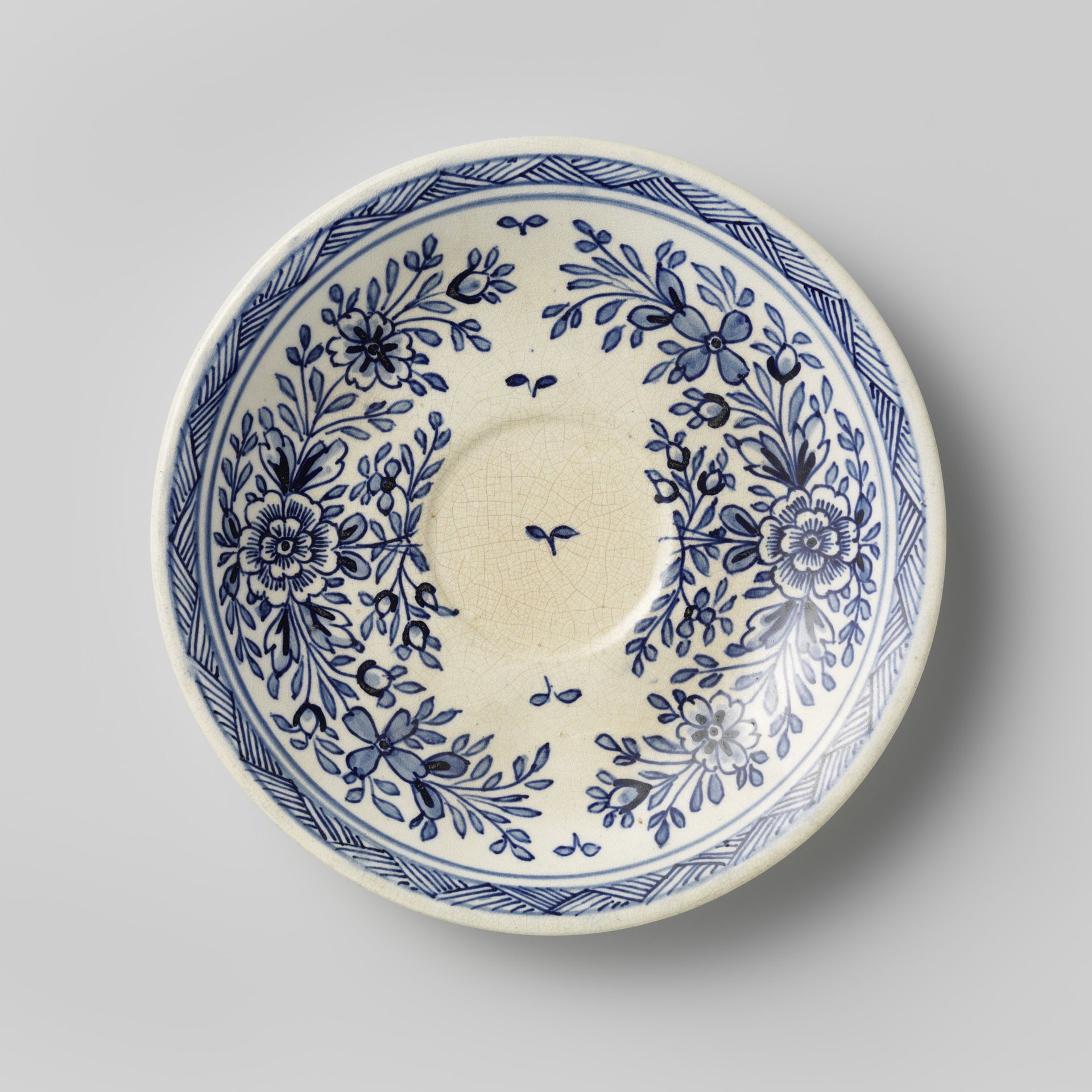 Schotel, beschilderd met bloemen by De Porceleijne Fles