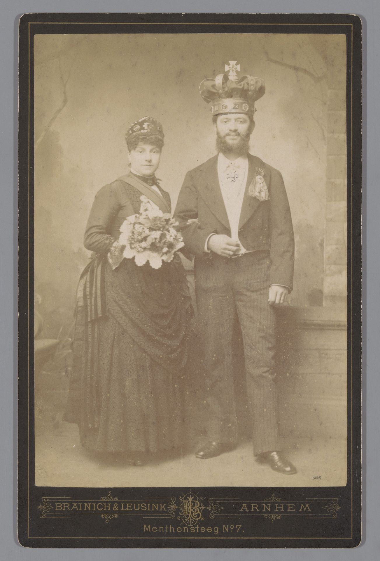Portret van een onbekende man en vrouw met kronen op het hoofd by Brainich & Leusink