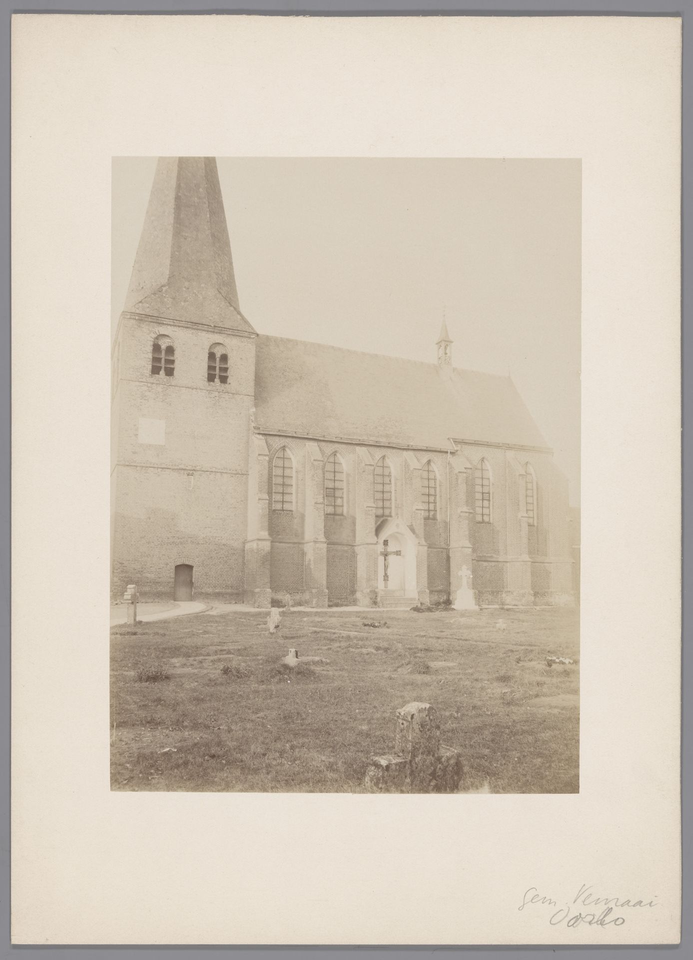 Zuidzijde van de Sint-Gertrudiskerk te Oirle by anoniem (Monumentenzorg)