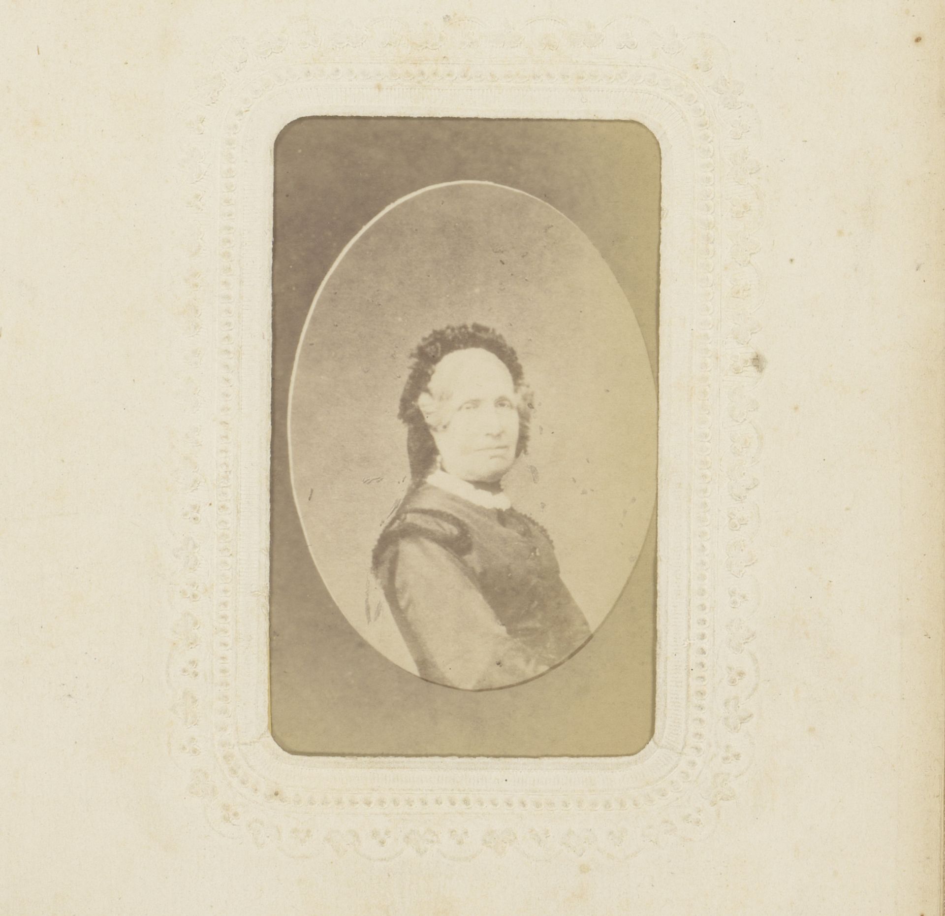 Portret van een vrouw met muts by Henri Xavier Harcq