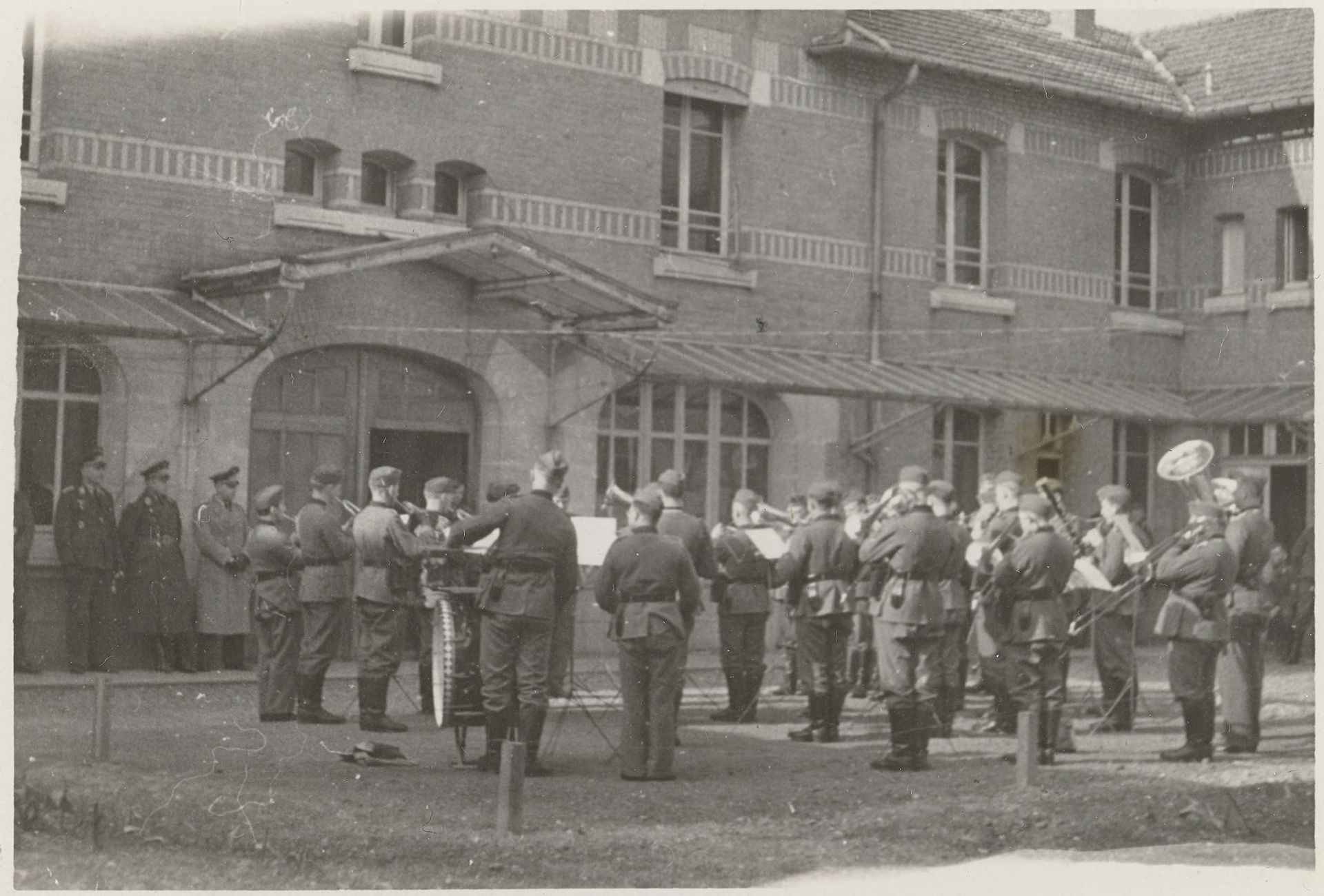 Militaire kapel by Anonymous