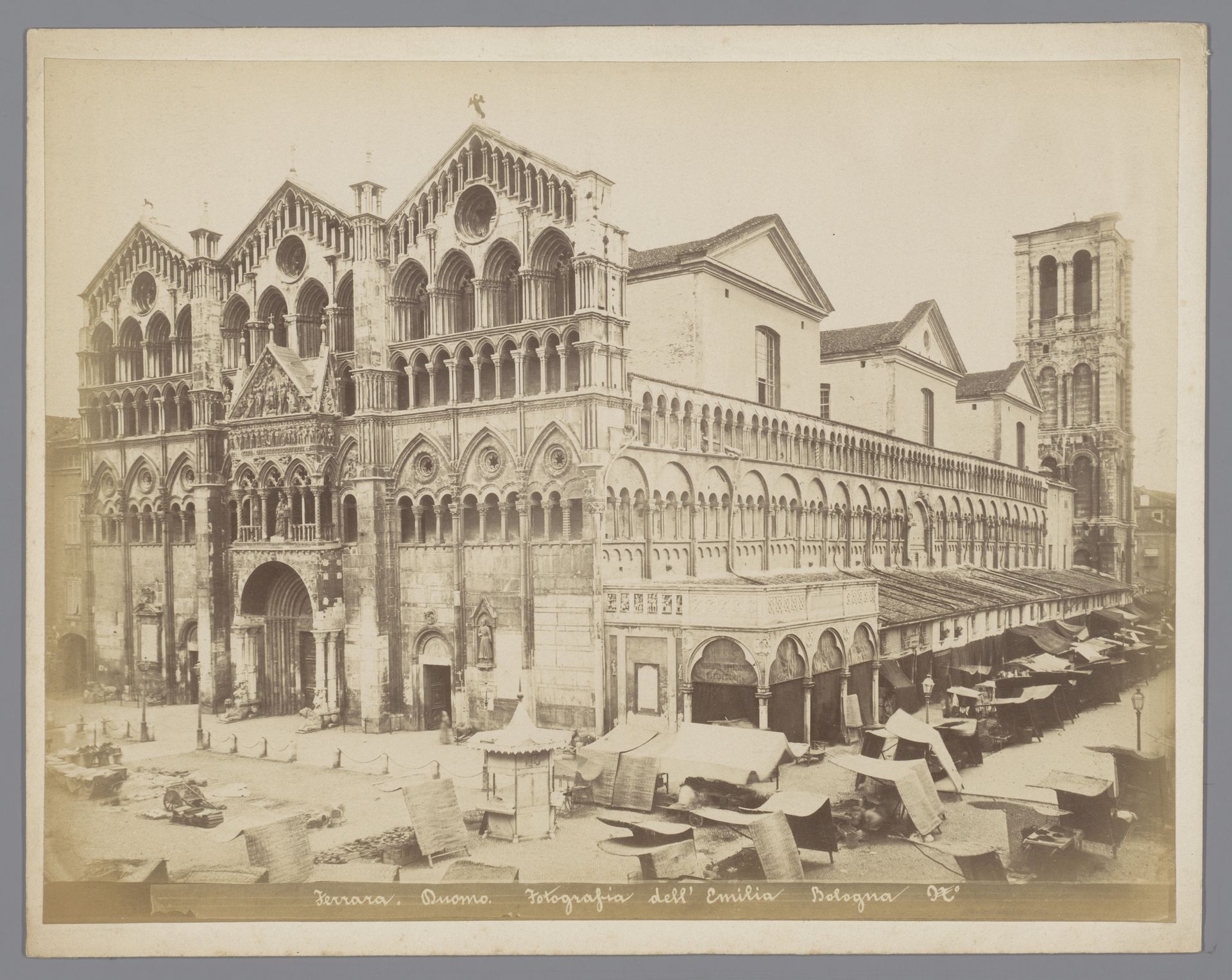 Gezicht op de westgevel van de kathedraal te Ferrara en een markt op het plein, Italië by Fotografia dell'Emilia