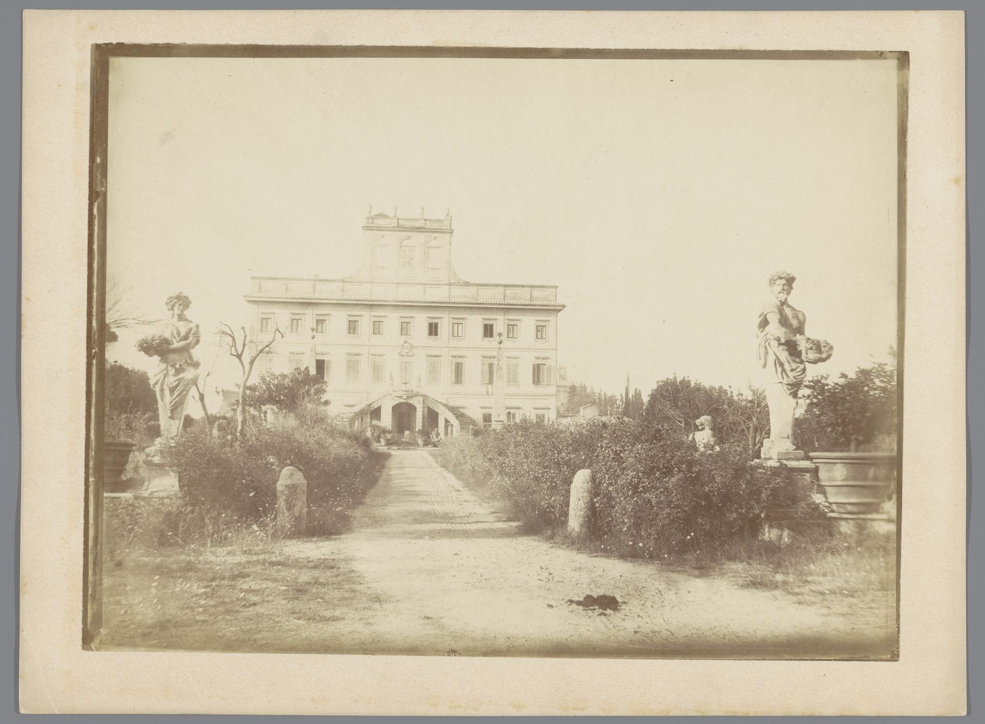Gezicht op een villa (vermoedelijk) te Italië by Gustave Eugène Chauffourier