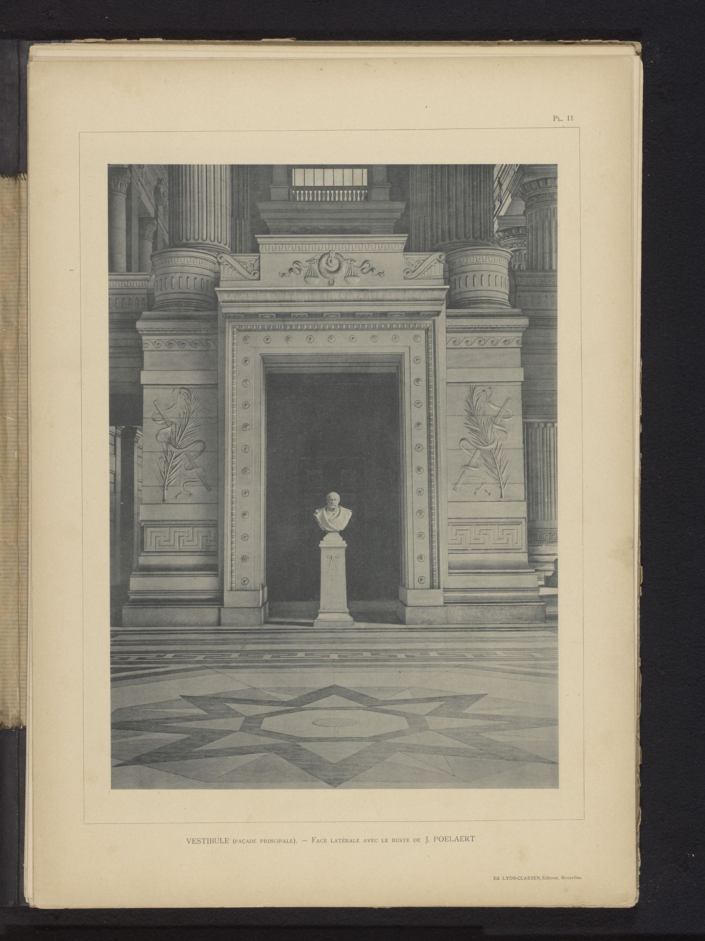 Buste van Joseph Poelaert in de hal van het Paleis van Justitie in Brussel, België by Anonymous