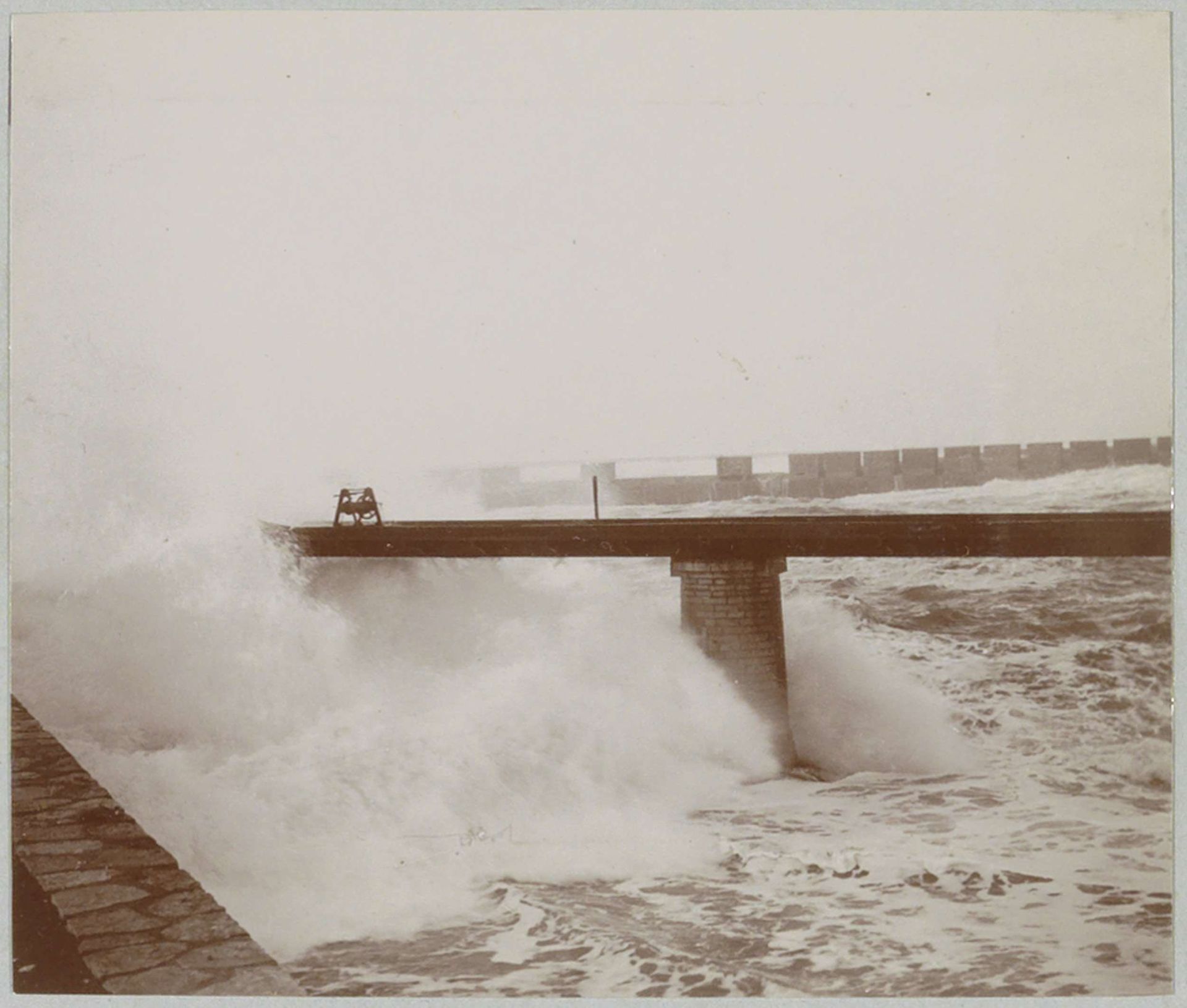 Gezicht op monding van de Adour in de Atlantische Oceaan (Barre de l'Adour) bij Bayonne by Delizy