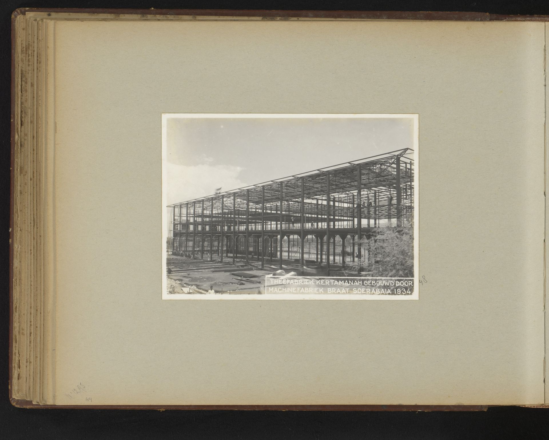 Theefabriek Kertamanah gebouwd door Machinefabriek Braat Soerabaia 1934 by Anonymous