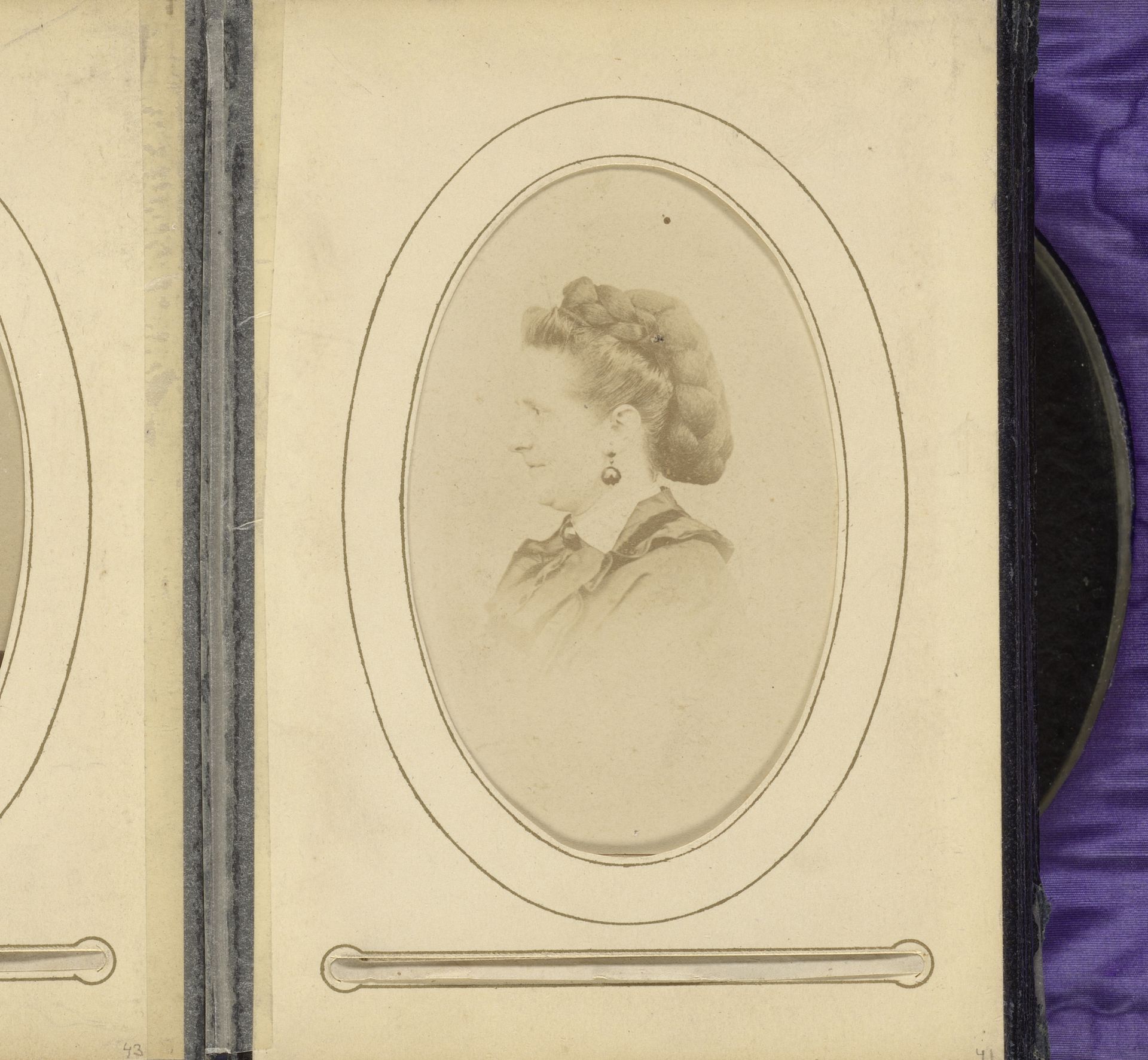 Portret van een vrouw met oorbellen en gevlochten haren by Jacobus van Gorkom jr.