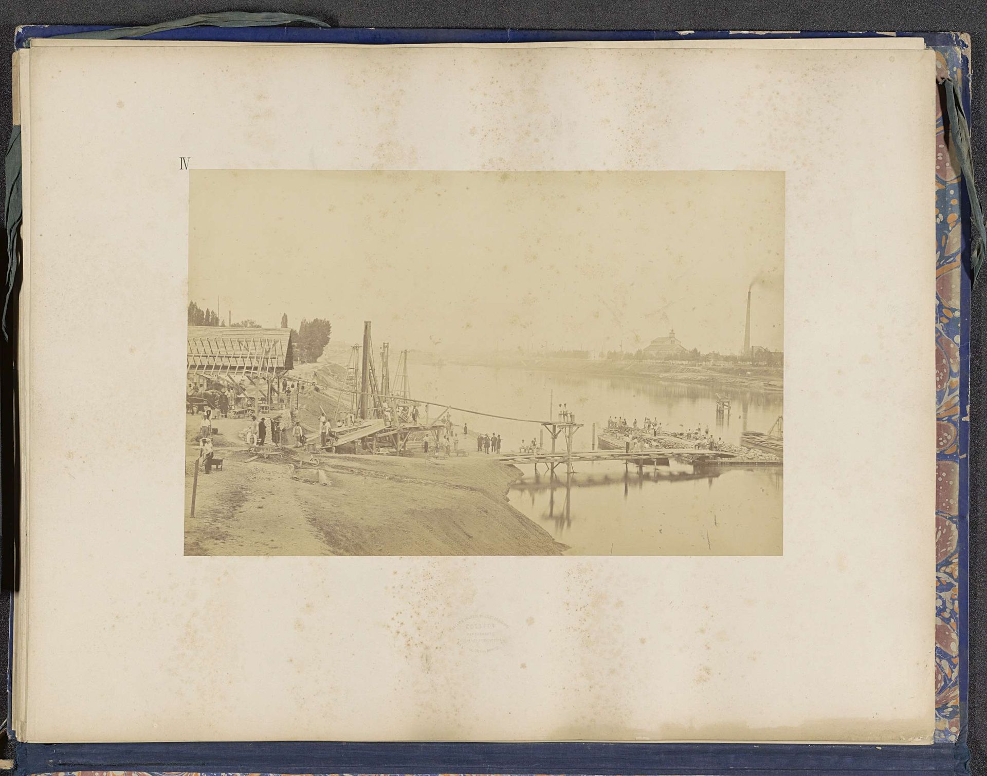 Gezicht op een houten constructie voor de aanleg van het Viaduc d'Auteuil over de Seine bij Point-du-Jour by Hippolyte-Auguste Collard