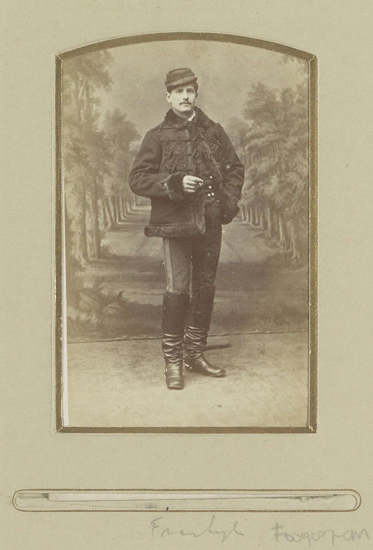 Portret van een (vermoedelijk) Franse militair, staand in uniformjas met tressen, rijbroek en laarzen by G. Prévot