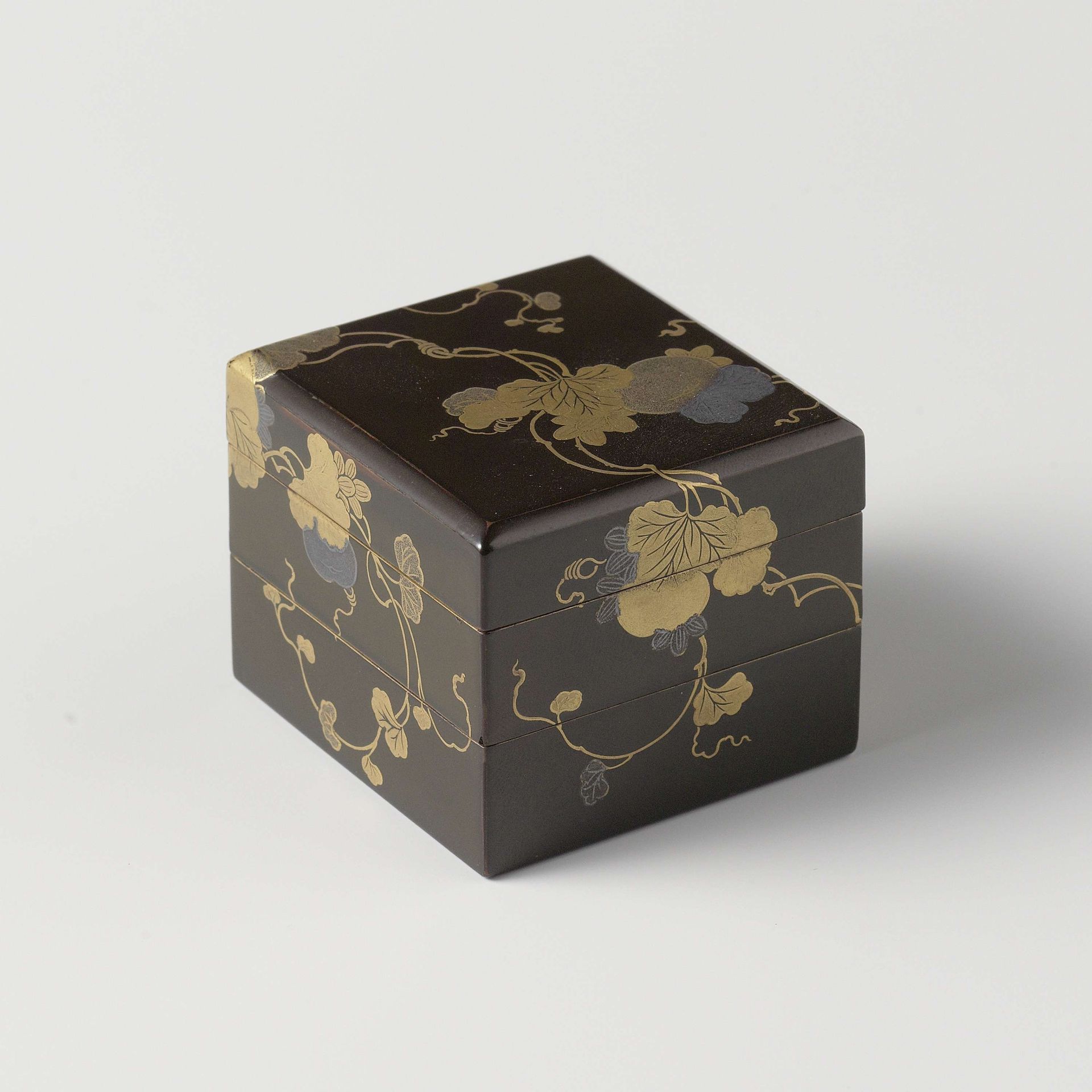 Stapeldoos, zwarte lak met poempoenplanten in goud- en zilver-makie by Anonymous