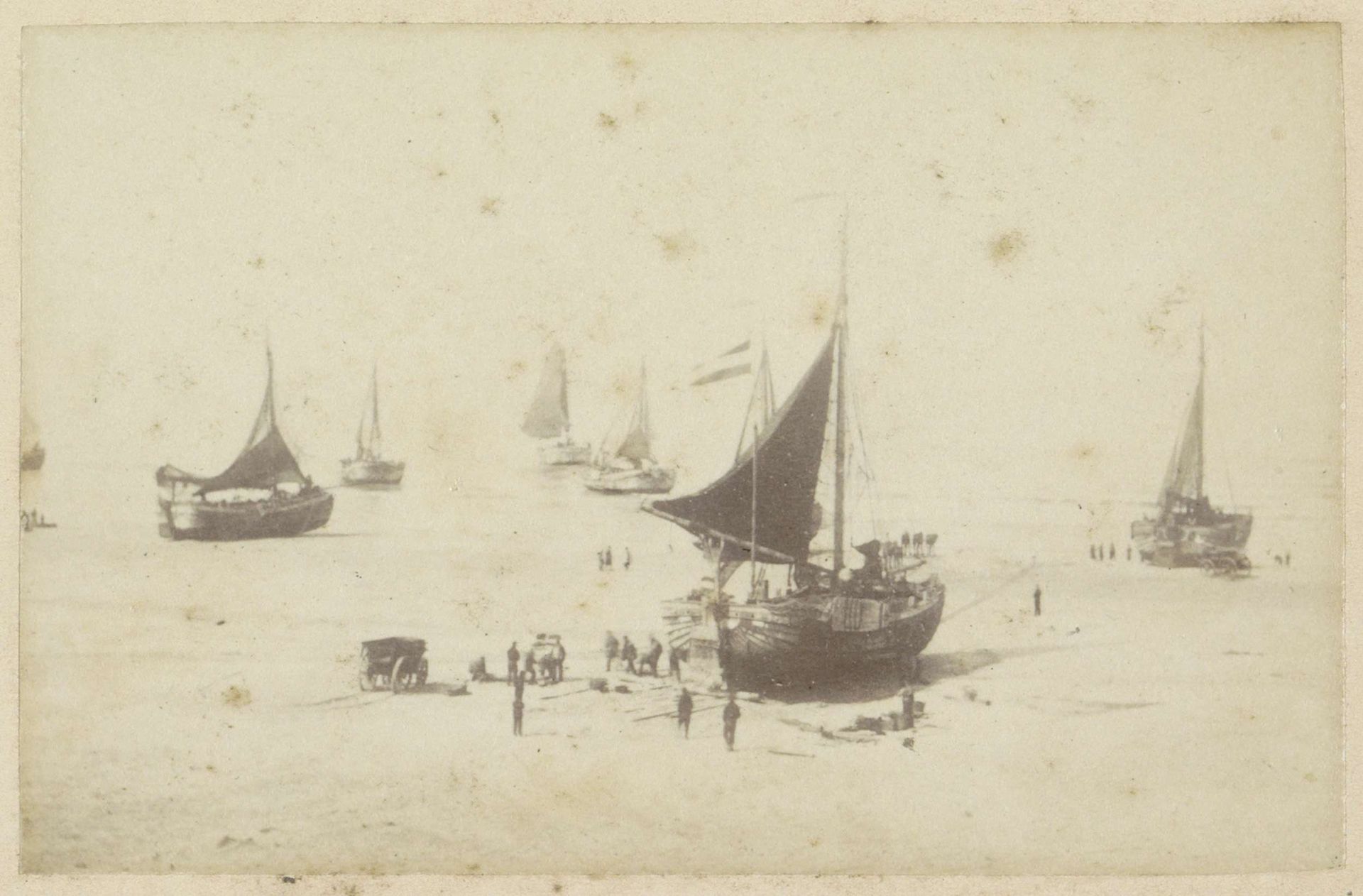 Schepen op het strand bij Scheveningen (mogelijk naar een tekening) by Andries Jager
